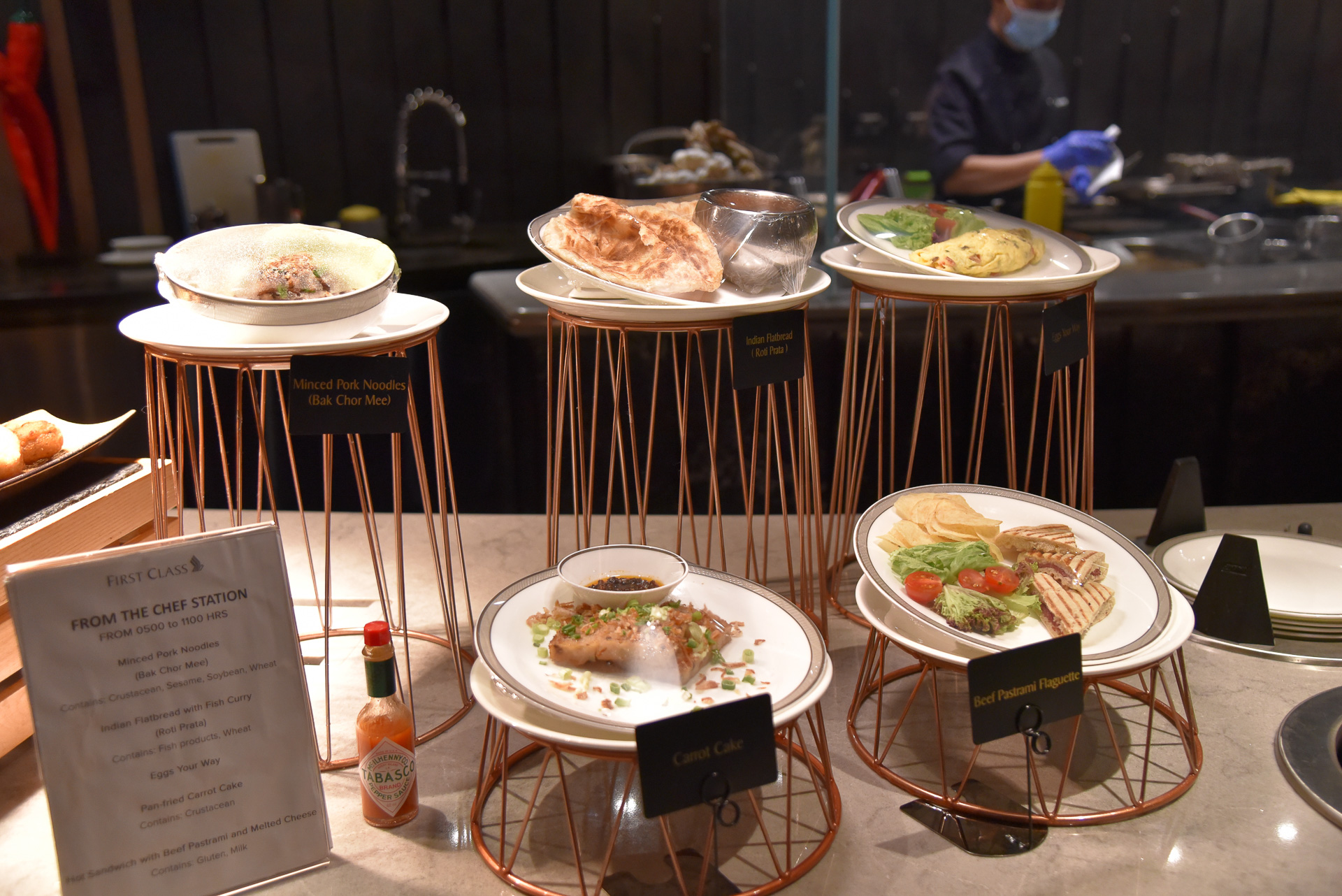 希望すれば常駐するシェフにその場で地域色の高いメニューを作ってもらえます