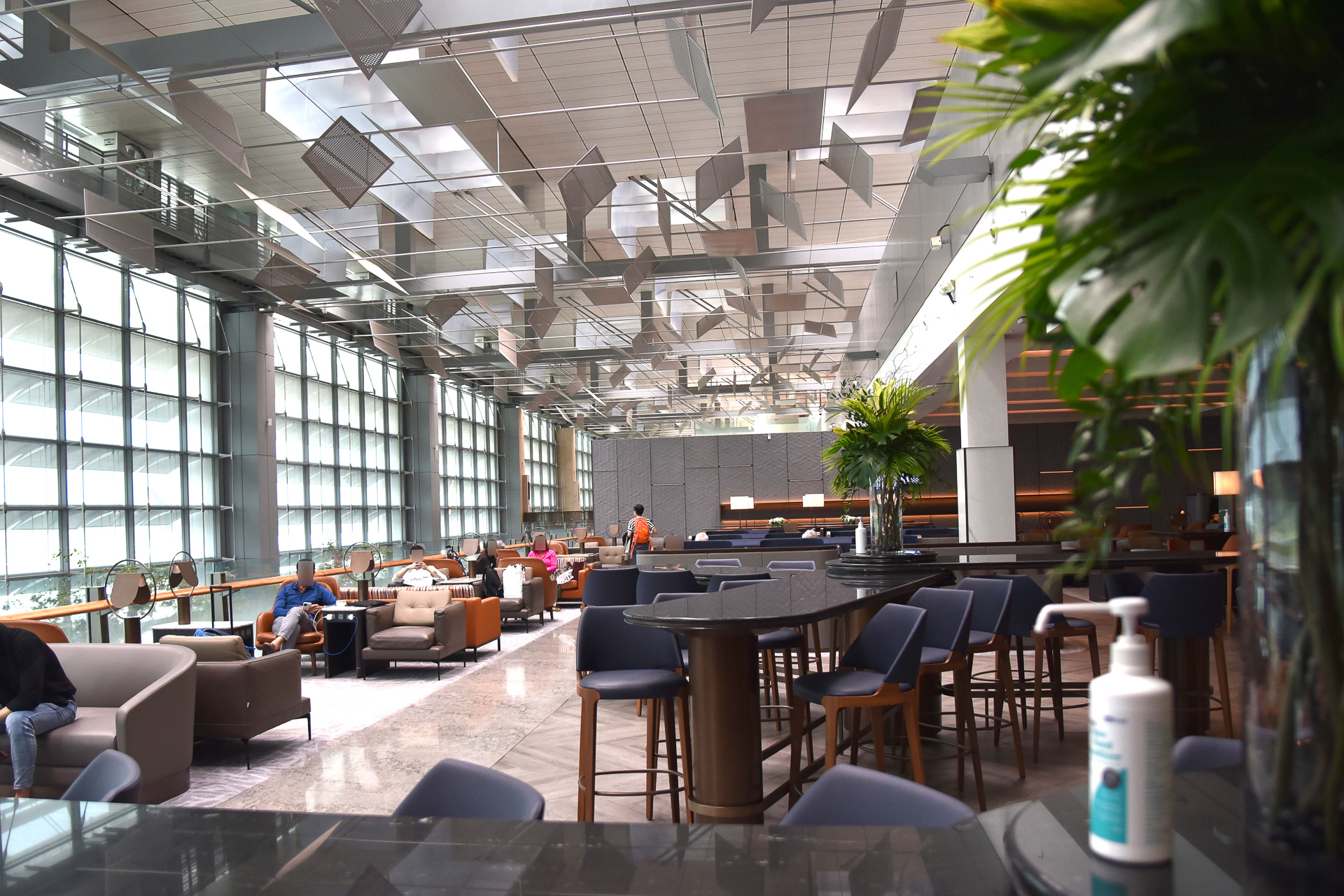 自然光が降り注ぎ明るい空間。天井の高さもポイント