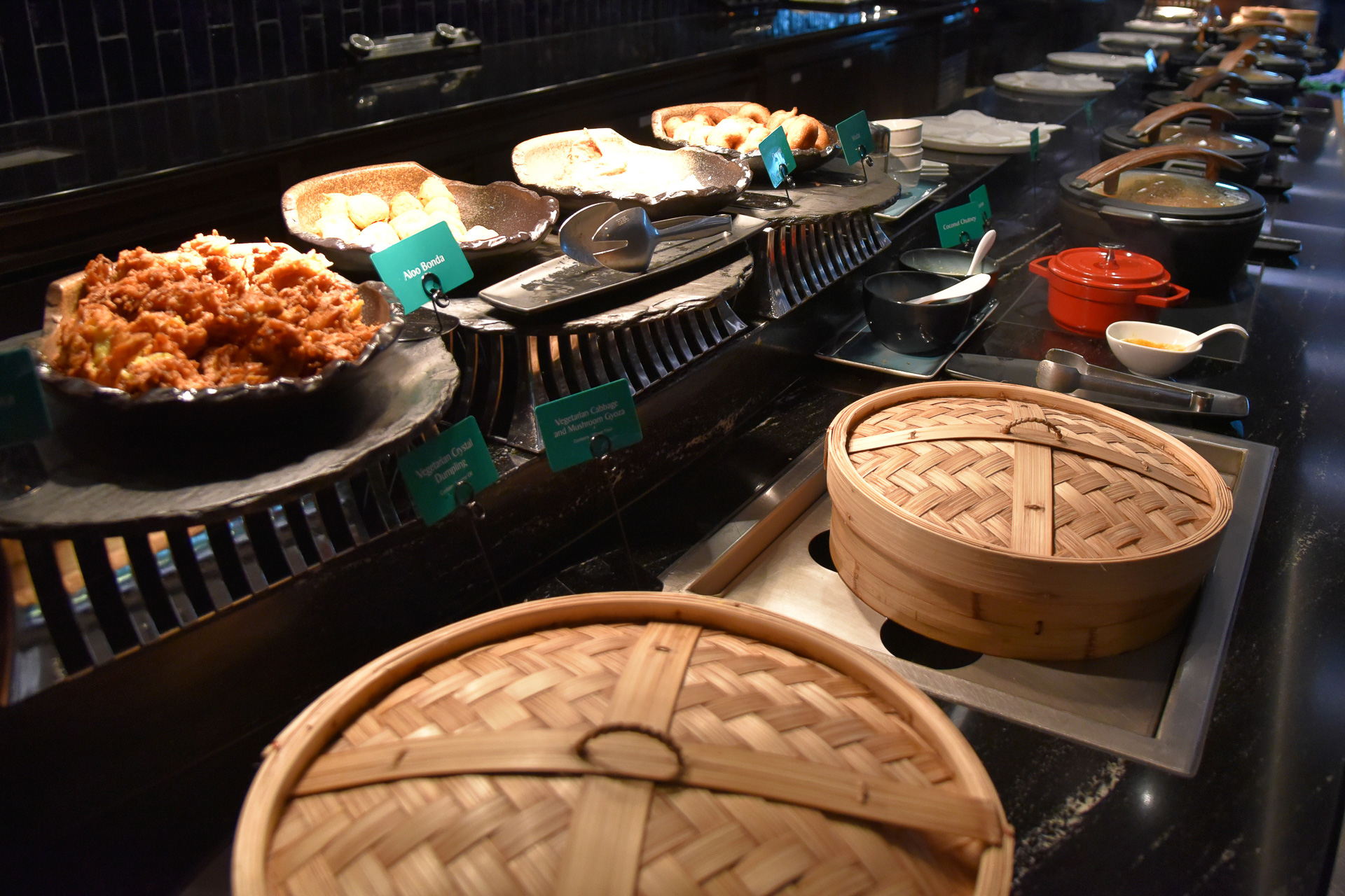 多国籍な料理が並ぶダイニングビュッフェ