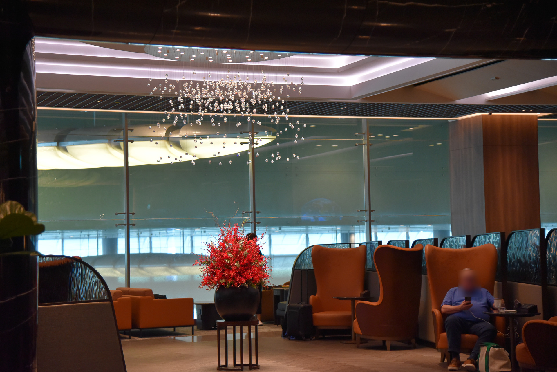 大きめチェアでプライベートを守りつつ開放感もキープ