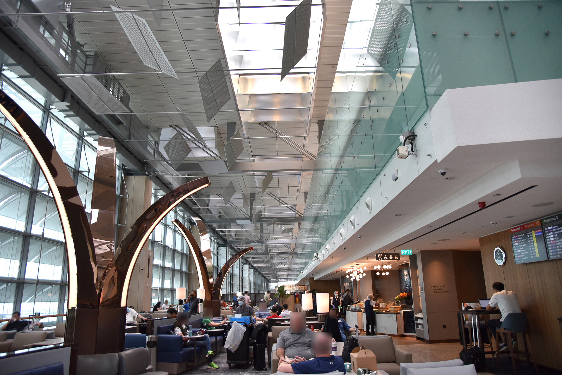 ランチタイムにかかっていたので、かなりの賑わいでした