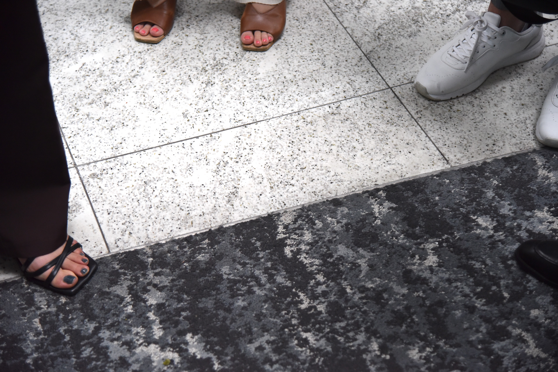 足元の絨毯の段差も進化。よりスーツケースの移動がラクになったんです