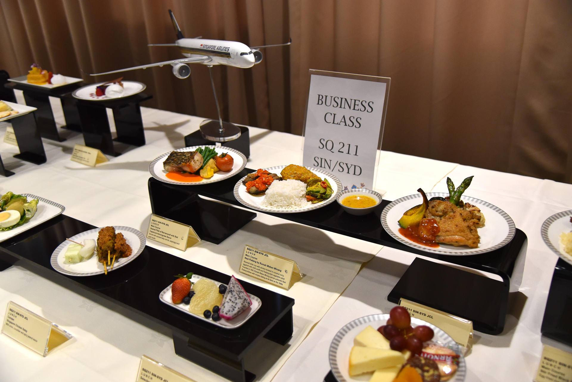 バラエティに富んだ機内食がずらりと並んでいました