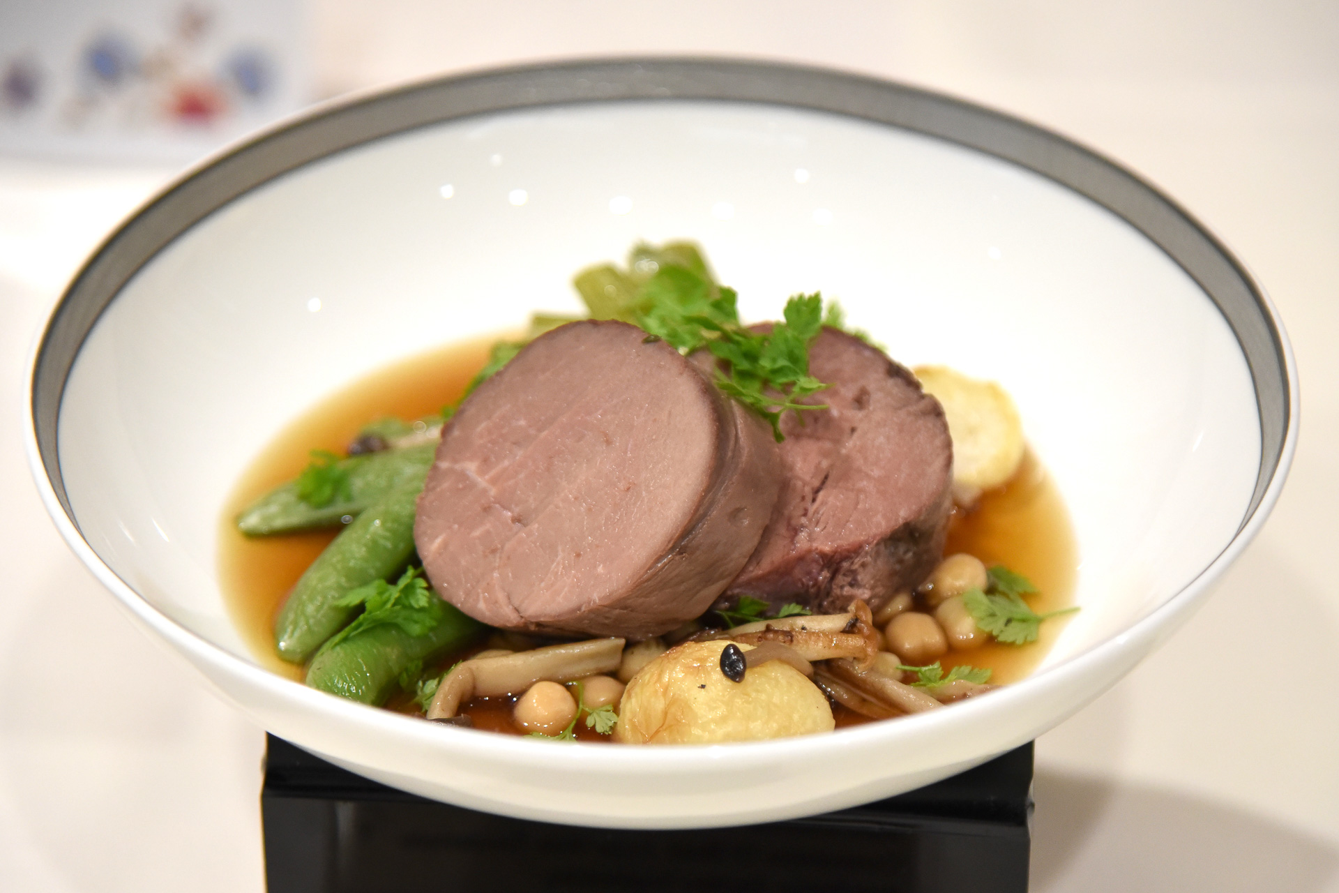 柔らかく仕上げたテンダーロインメニューは油を使わないので胃もたれしない一皿に