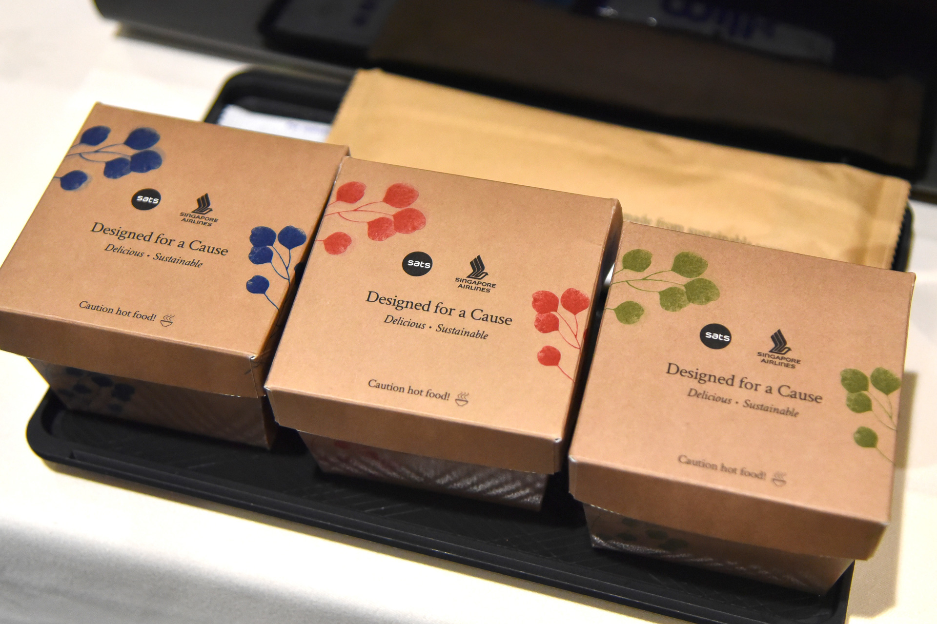 こちらの新容器は、3.5時間未満の短距離フライトで導入済み