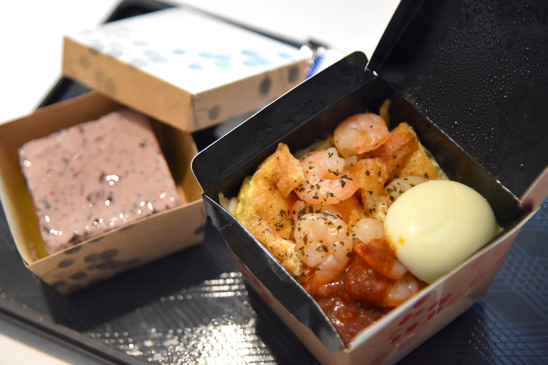 デザートは黒米餅とココナッツミルクにパンダンケーキが美味しい「プルット・ヒタム・ケーキ」