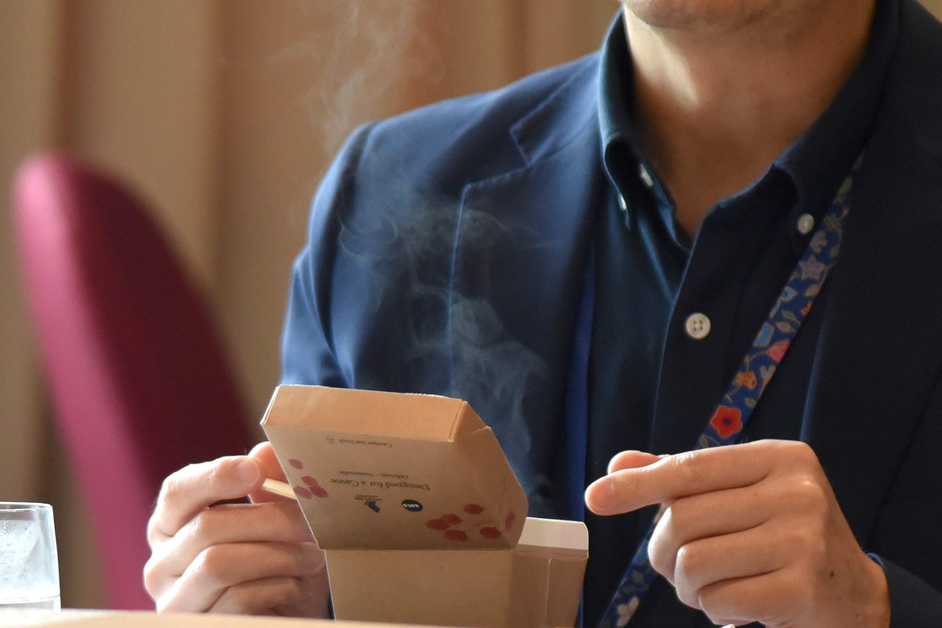 「シンガポールラクサ」から湯気がもうもうと上がるほどホカホカ