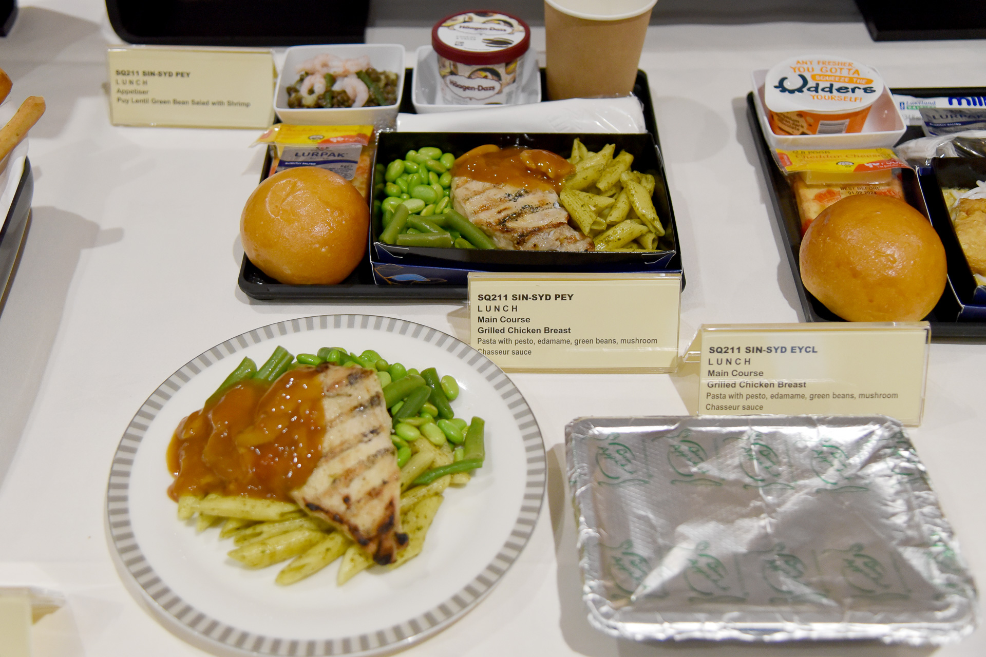 手前がお皿に盛ってた様子。かなりの量が提供されていることが一目瞭然