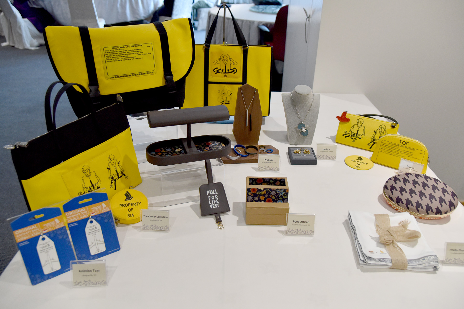 退役機材を活用して生み出されたアイテムたち