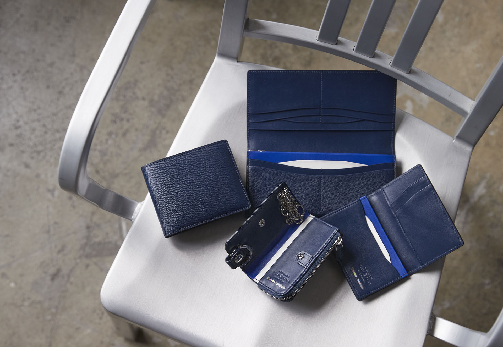 ANAのECサイト「A-style」で「FUJITAKA」とコラボしたレザー小物を発売する