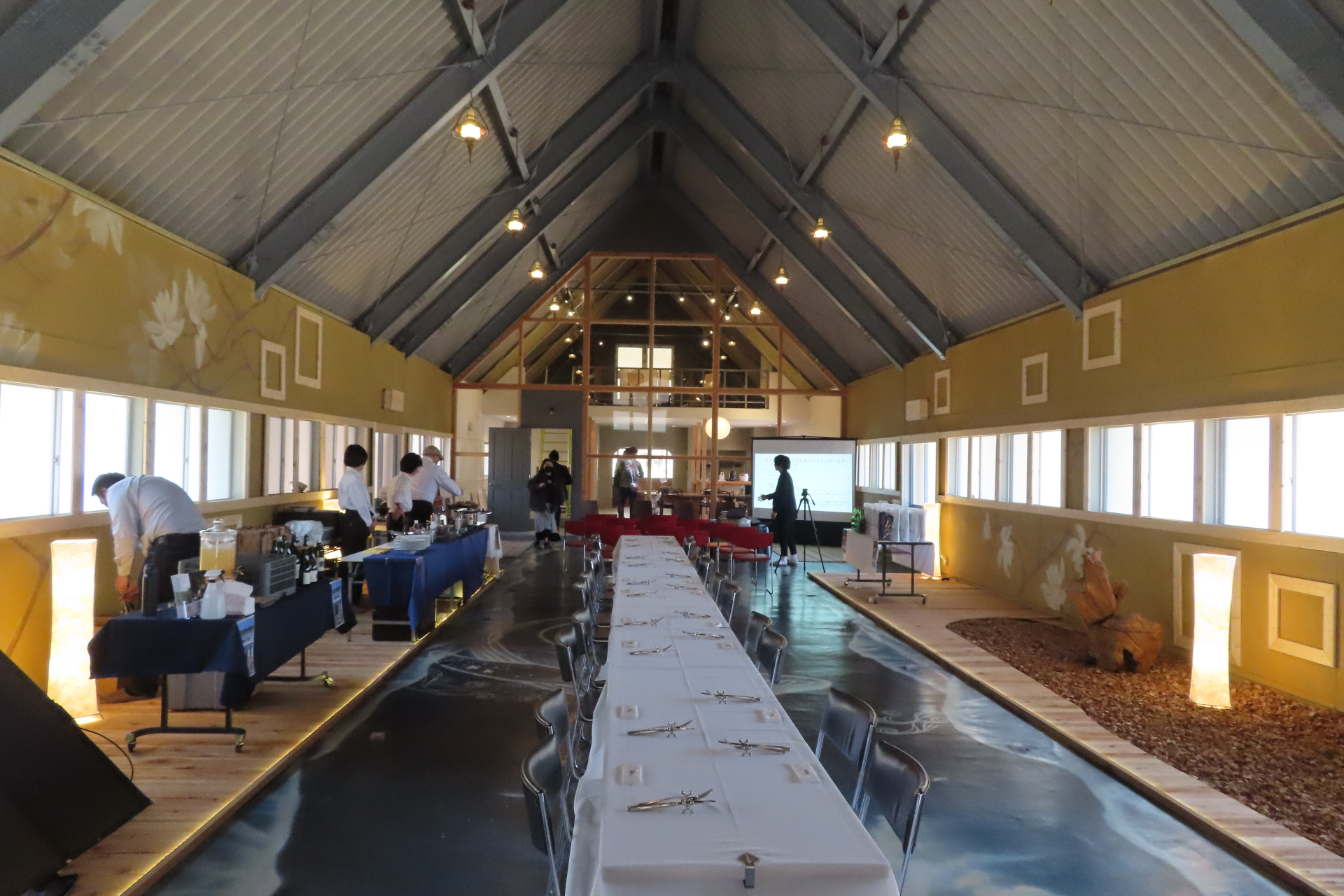 小屋の内部。この日は報道公開用にアレンジされていた