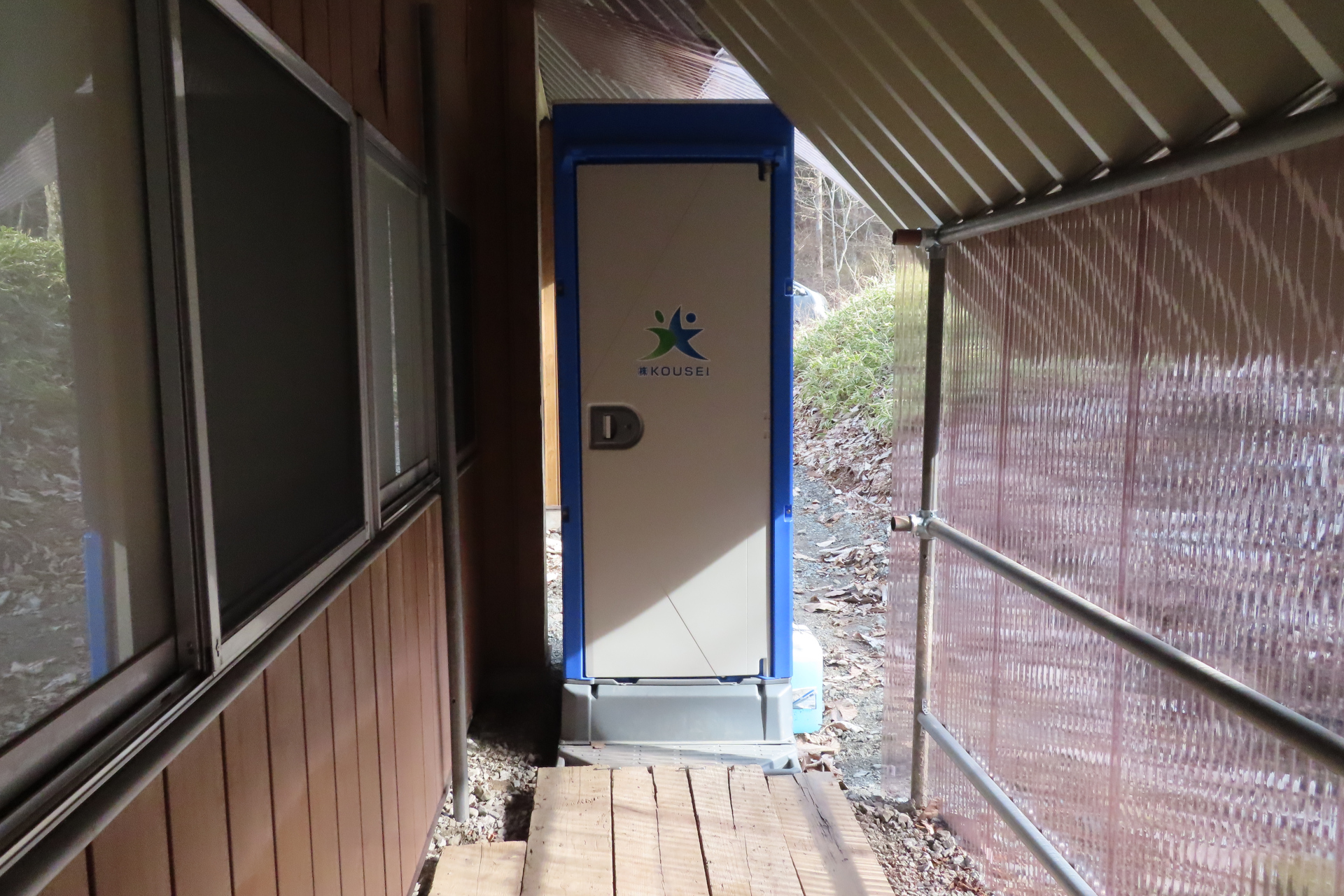軒下に設置された仮設トイレ