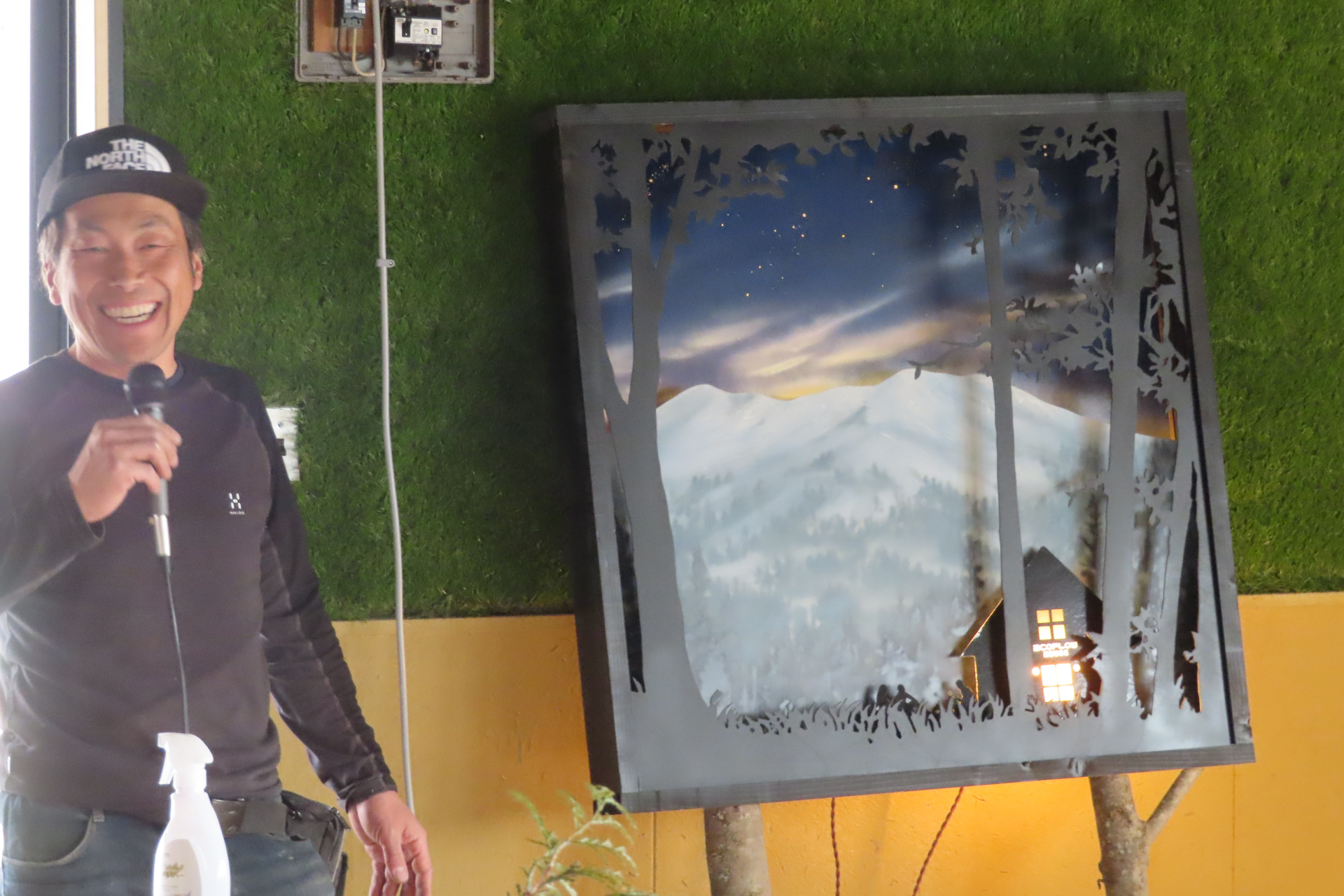 その場で作ったアート作品を披露するBEE DESIGN 代表取締役の山下勝彦氏