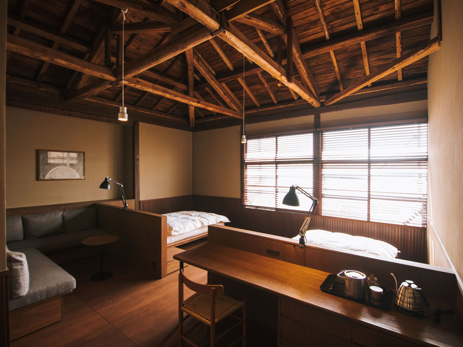 まちなみを臨む客室