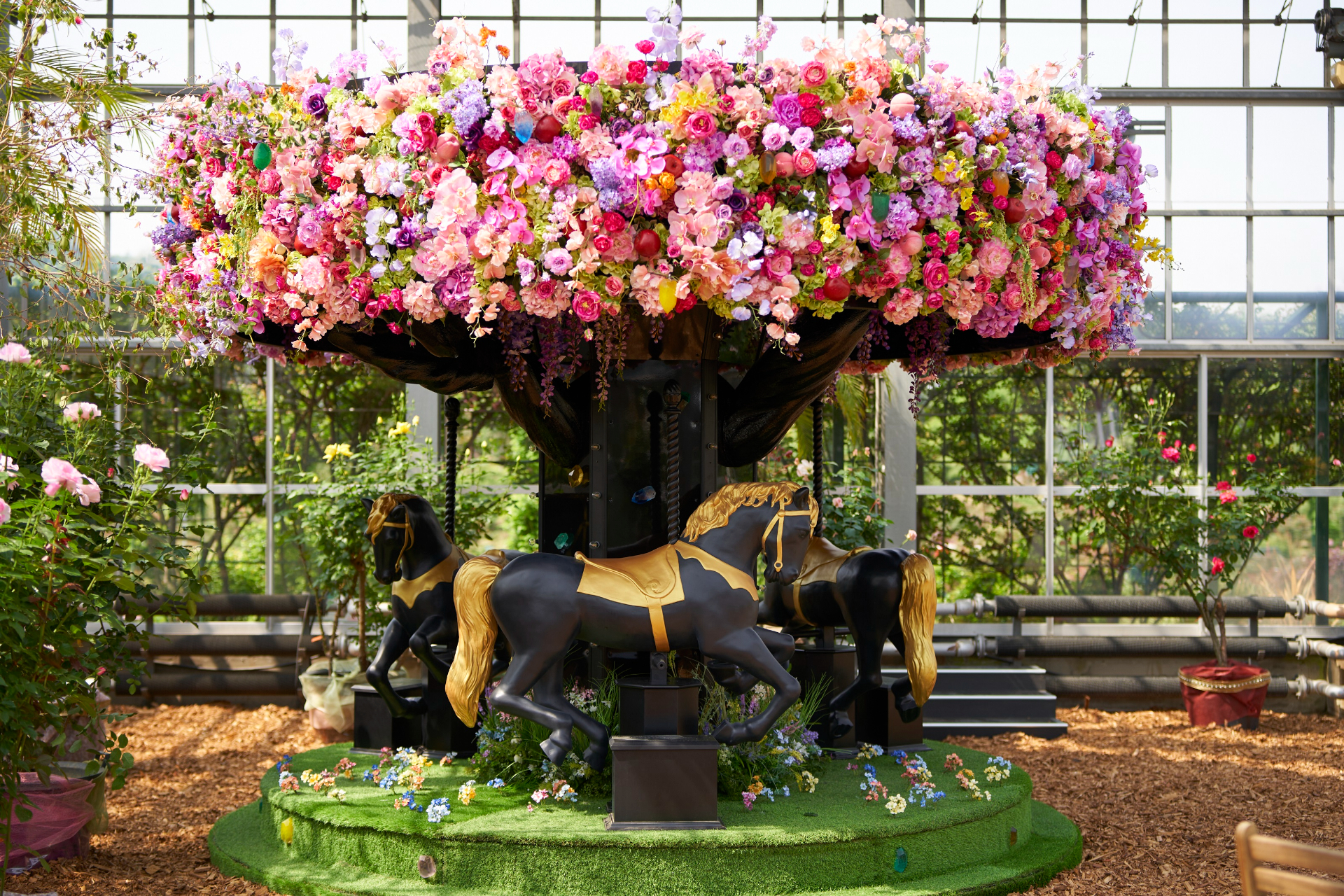 3人乗りメリーゴーラウンド「ブリリアントツリー」が模様替え