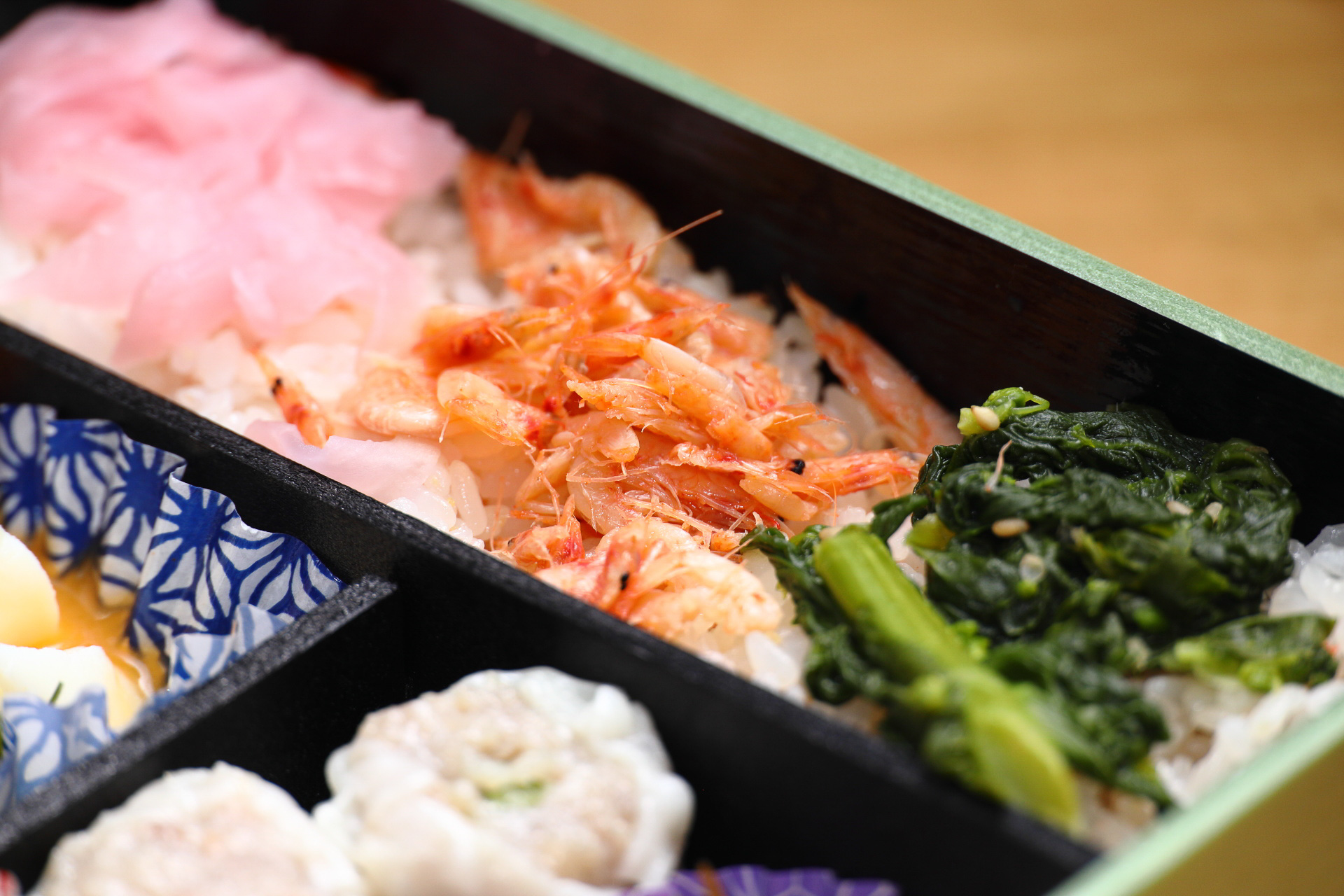 桜えびの風味がしっかりとしたご飯は彩りも春らしい色合い