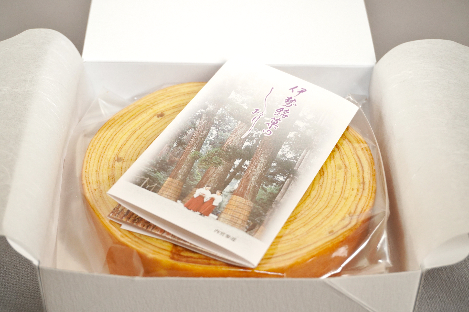 こちらは「神宮スギ（紙箱入り小）」。美しい層に押された焼き印も特徴です