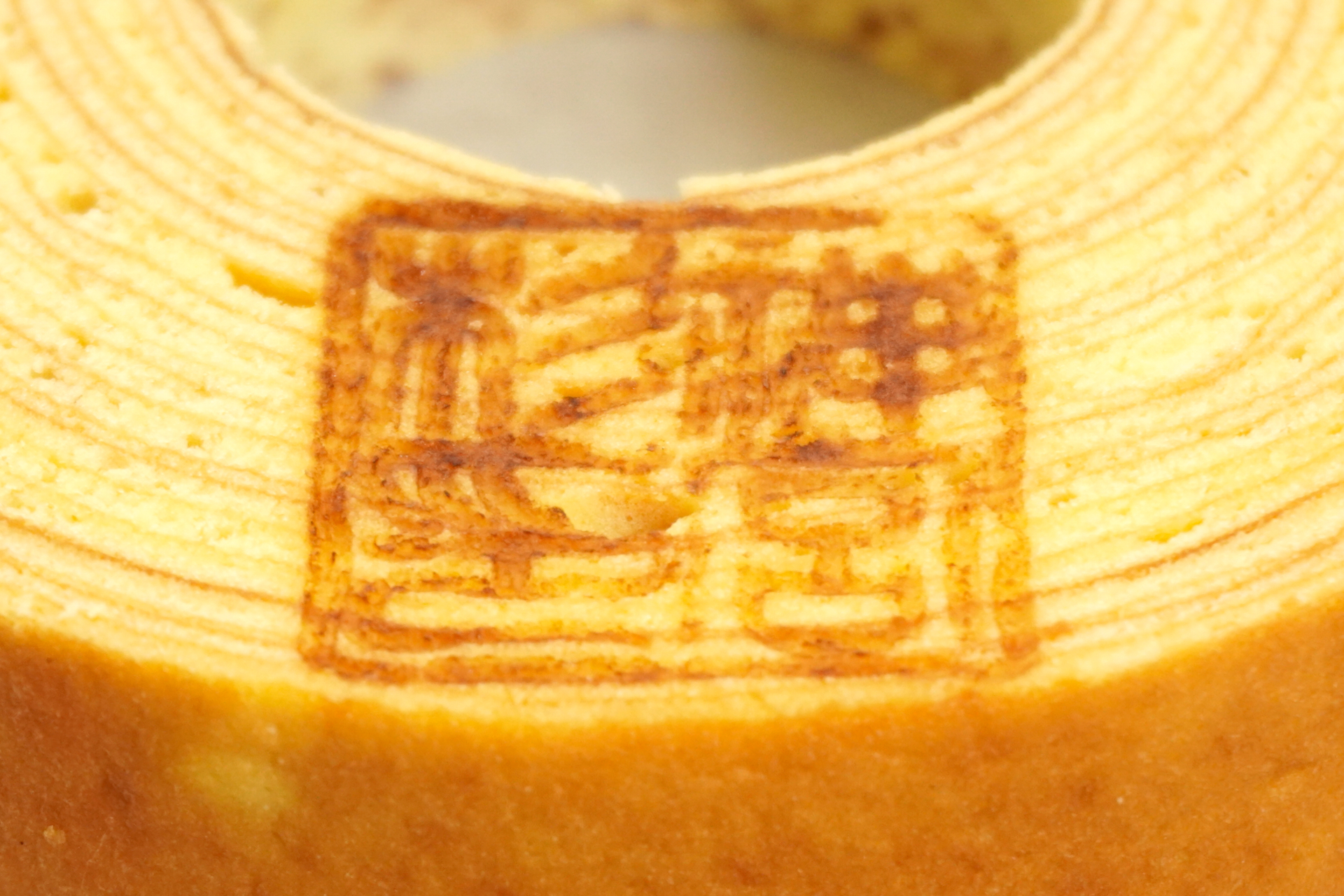 こちらは「神宮スギ（紙箱入り小）」。美しい層に押された焼き印も特徴です