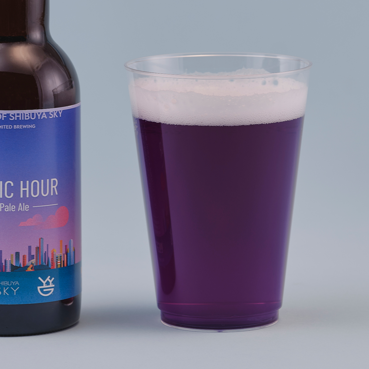MAGIC HOUR -Pale Ale-はバタフライピーを使用した紫色のビール。レモン果汁を垂らすと夕日に染まる空のような茜色に