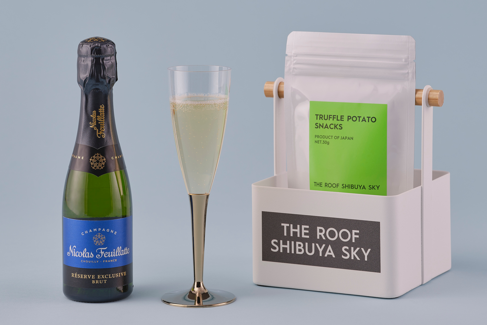 入場チケット・ソファ席チャージ料・シャンパンハーフボトル・スナックの「THE ROOF SEAT＆CHAMPAGNE SET」（1名5900円）