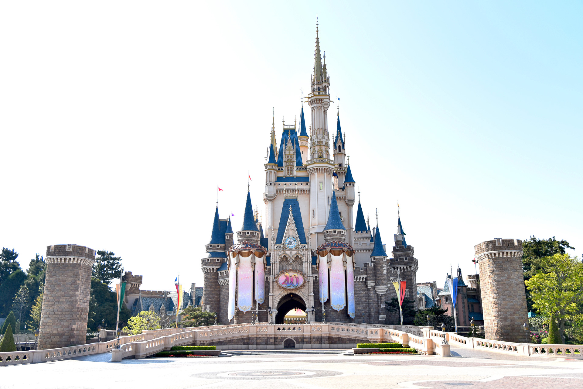 シンデレラ城には、40周年のスペシャルなデコレーション！