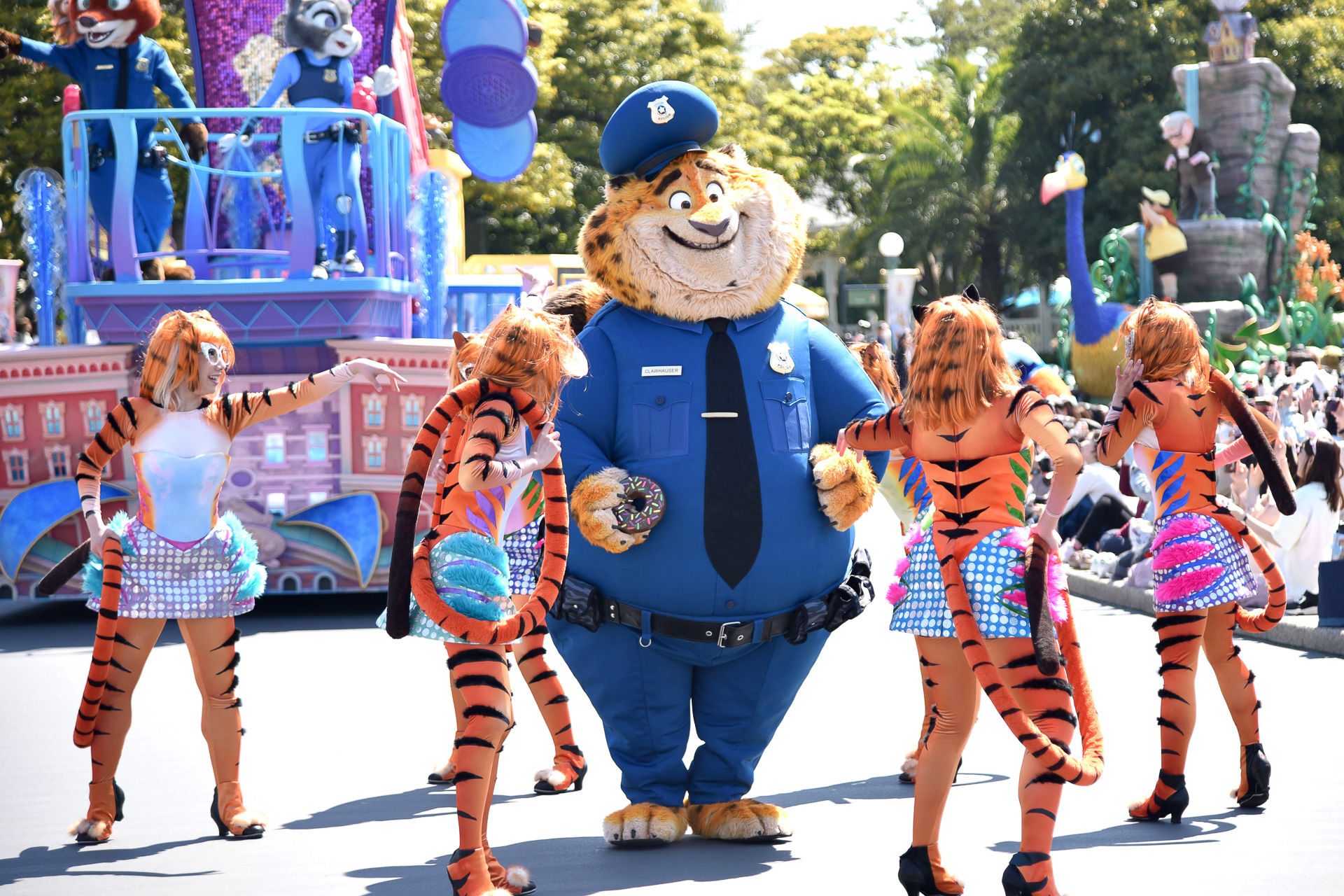 クロウハウザーたちがドーナツ片手に陽気に登場！