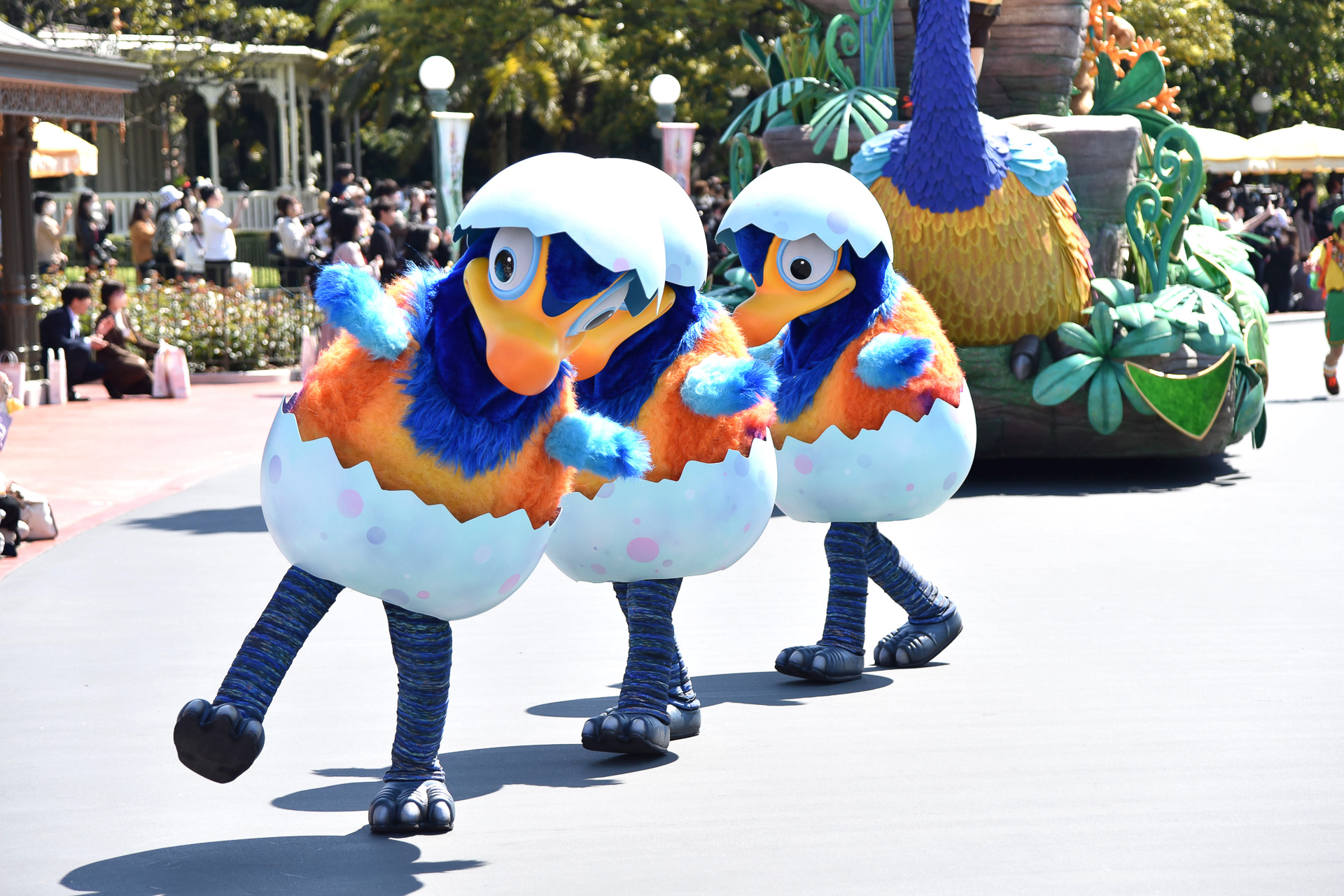 「わくわくする冒険」のフロートの前には伝説の鳥・ケヴィンの小鳥たちも