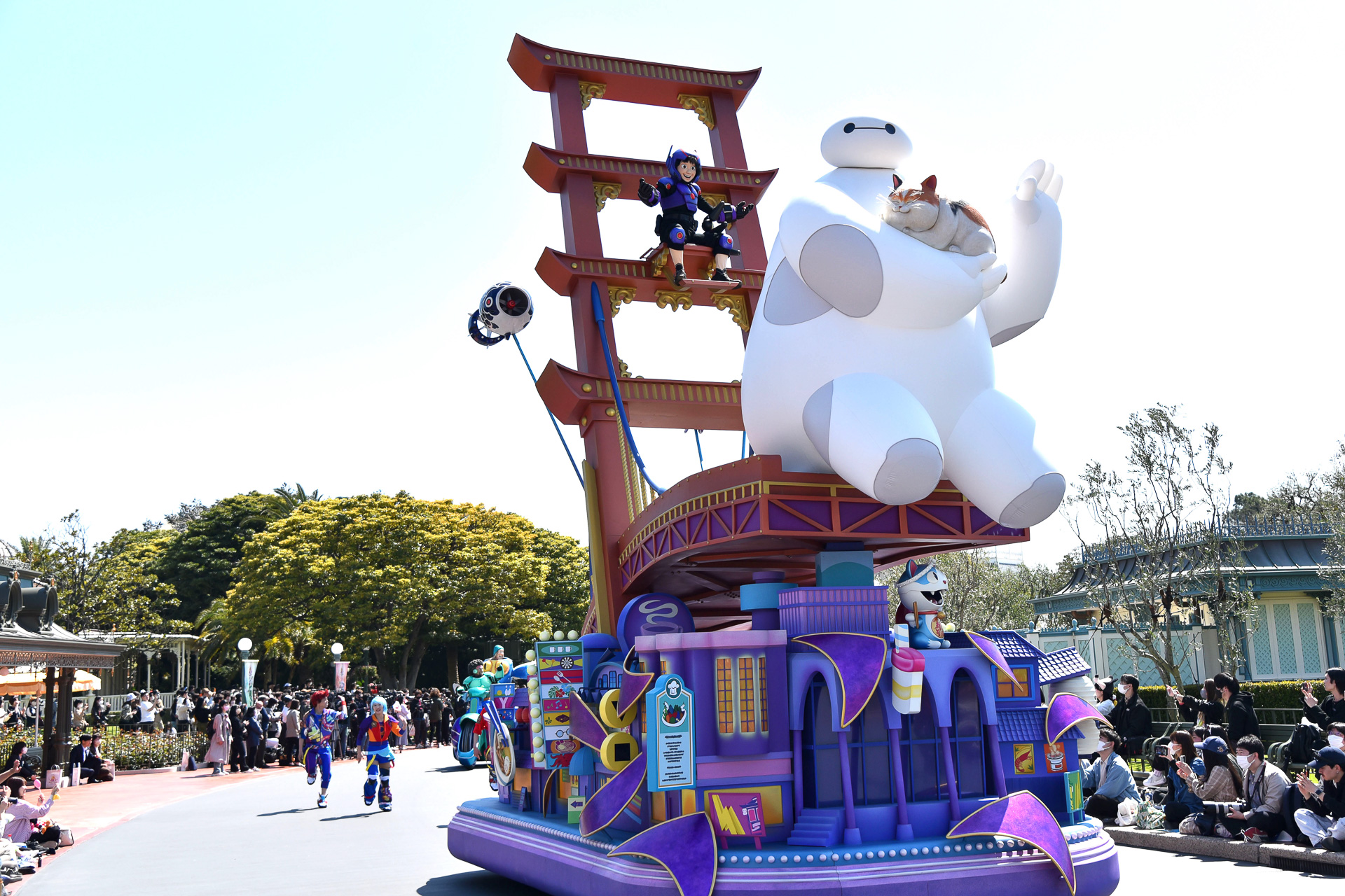 映画「ベイマックス」のヒロやベイマックスたちがパレードルートに