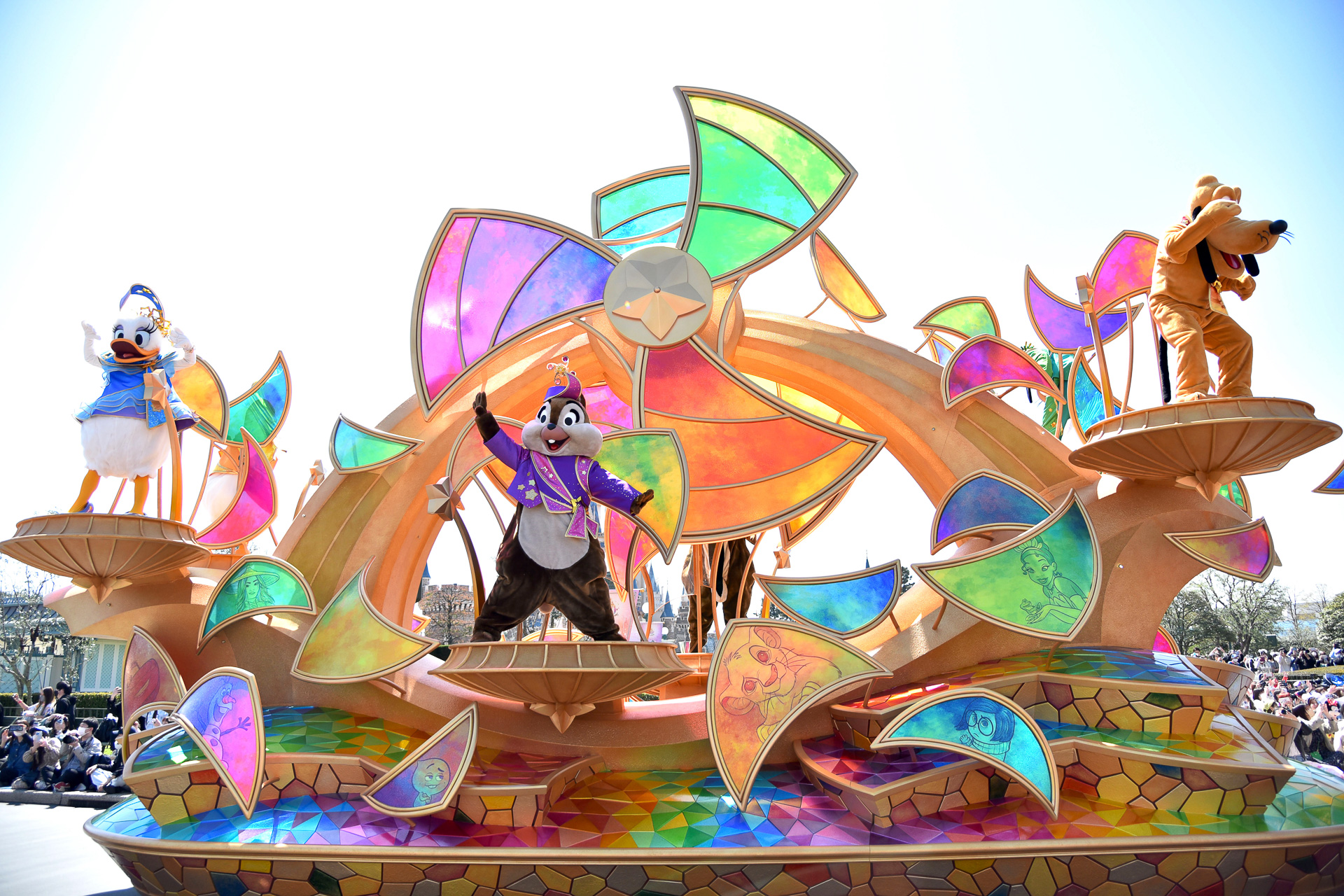 チップとデールにプルート、グーフィーたちがごあいさつ