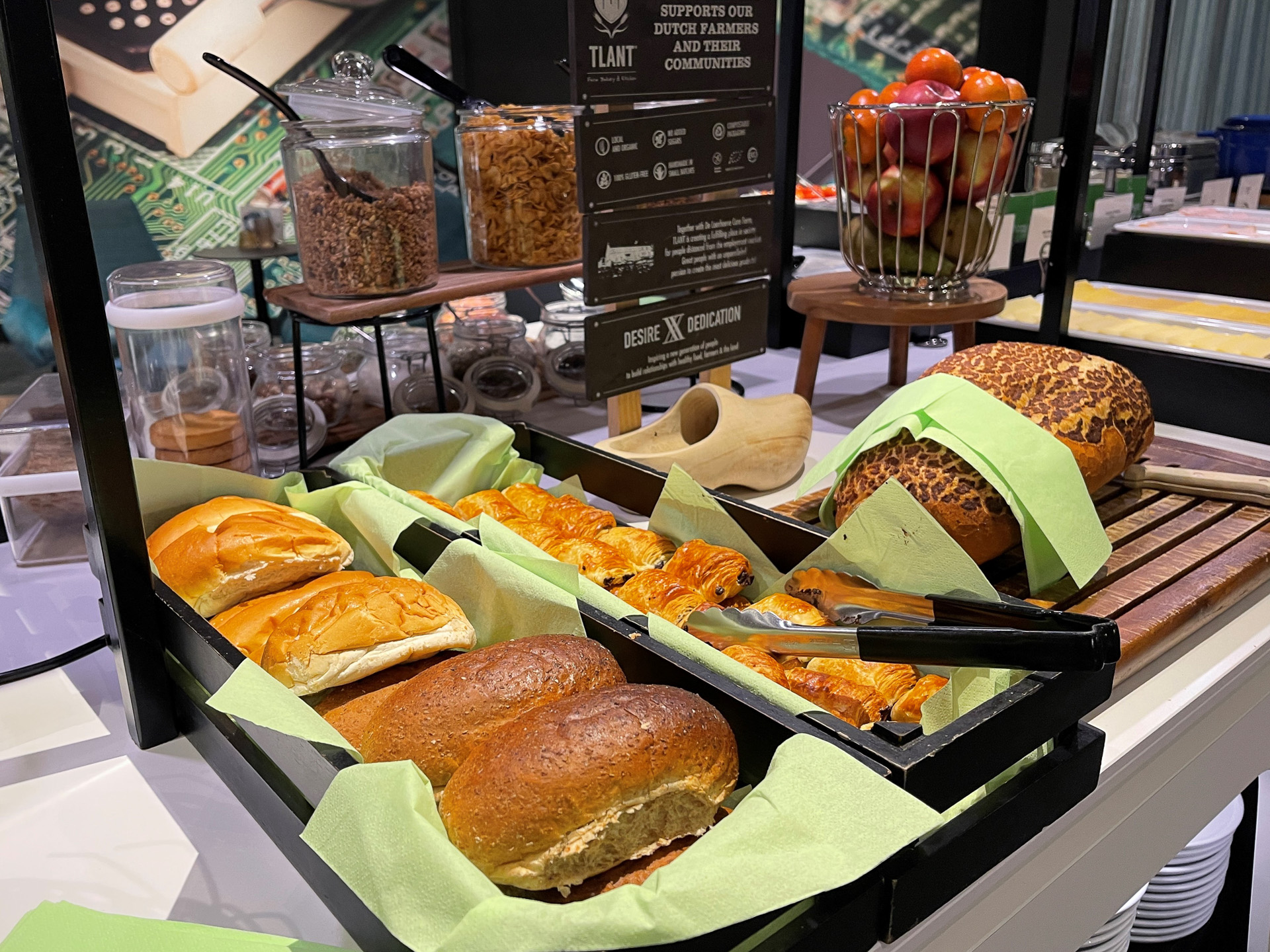 朝食の一部。チーズ、ハム、サラダなど種類は豊富。スクランブルエッグがちょうどよい塩加減で美味