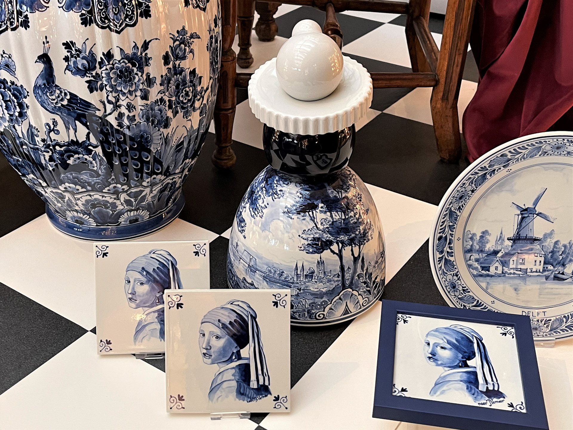 フェルメール展に合わせて、ロイヤルデルフトで記念の陶器が販売されています