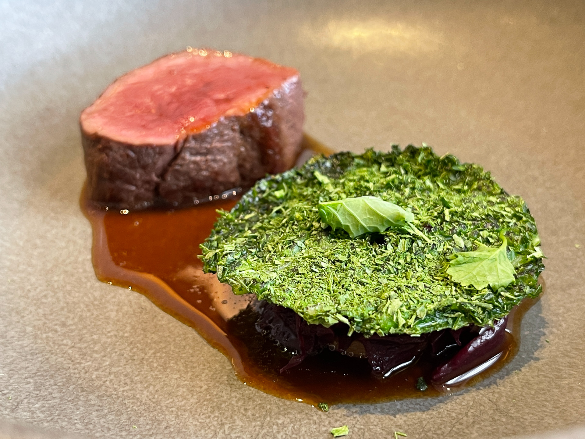 メインは砂丘で育った鹿肉と赤キャベツ、栗とジンソース添え。鹿の柔らかさは感動もの