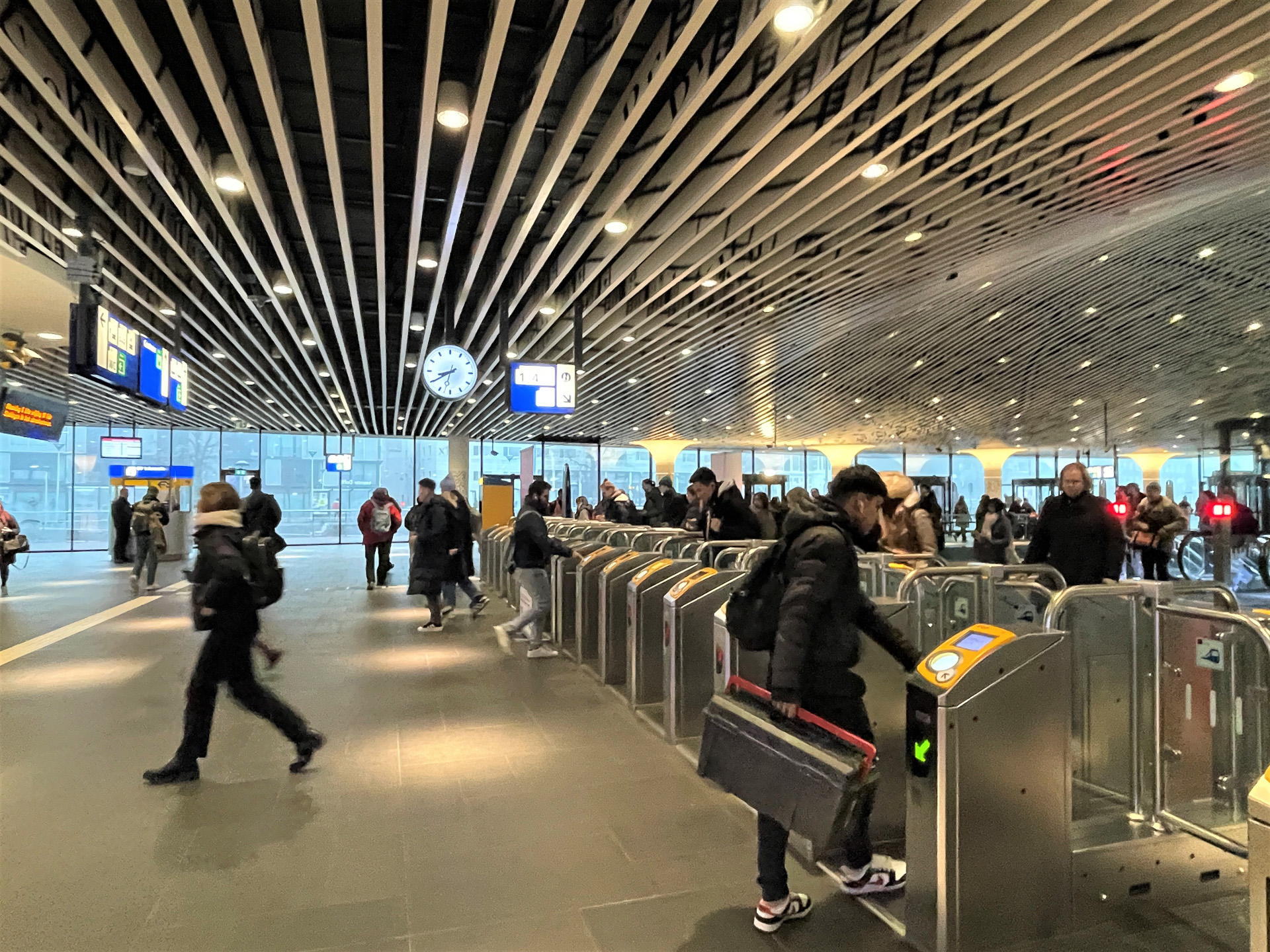 モダンで広々とした駅構内