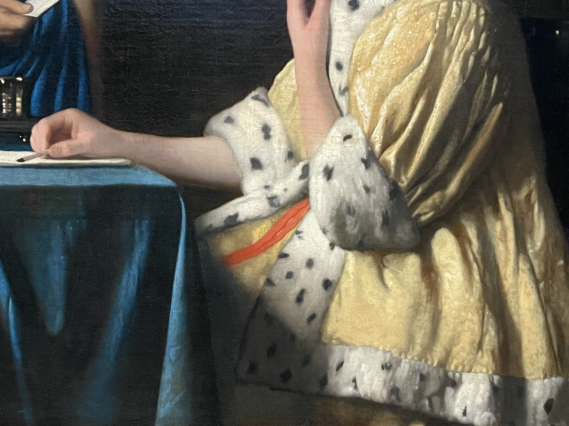 左「婦人と召使い（部分）」/フィリックコレクション蔵、中「手紙を書く女（部分）」/ワシントン・ナショナルギャラリー蔵、右「真珠の首飾りの少女（部分）」/ベルリン絵画館蔵