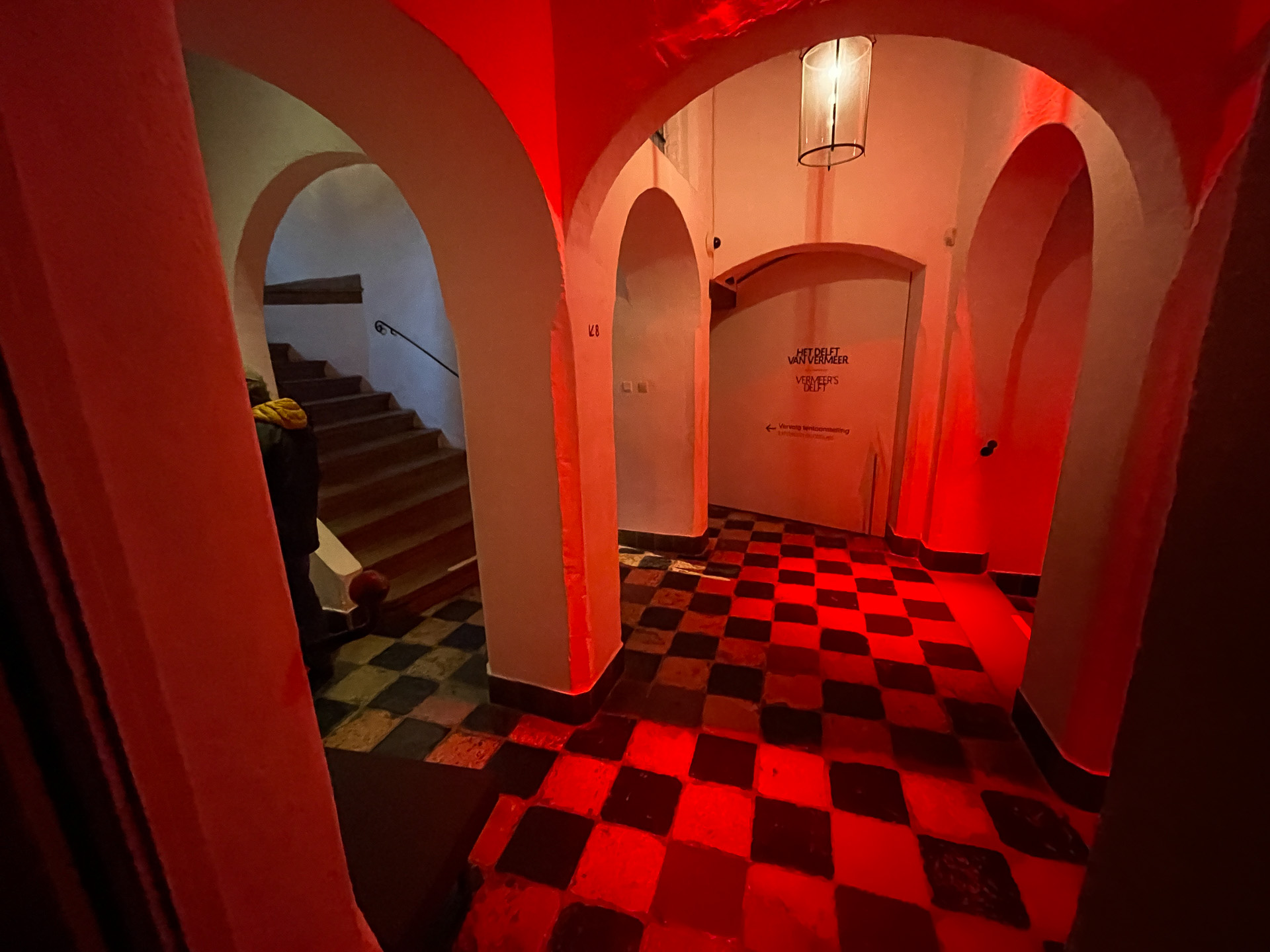 市松模様の床のタイルやアーチ式建築など当時の家屋の様子が見て取れます