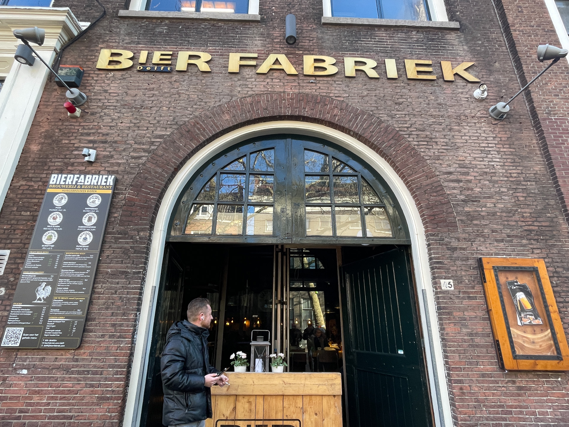 途中で17世紀から続くビアハウス「ビアファブリック・デルフト（Bierfabriek Delft）」で喉を潤しました。右のレッドエール（Vals Alarm RED ALE）が最高です