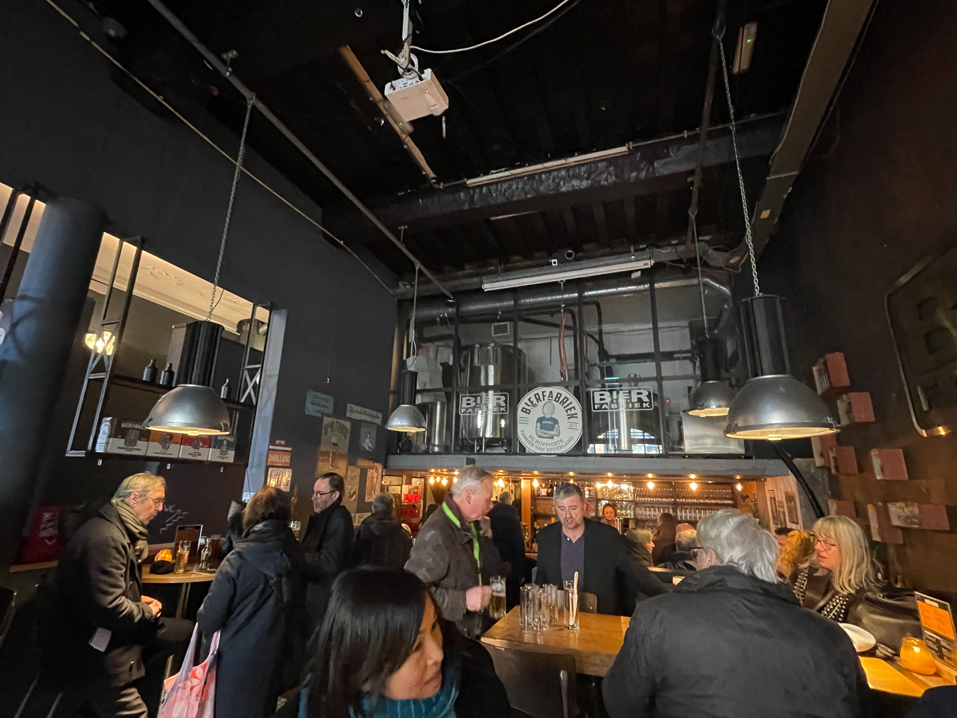 途中で17世紀から続くビアハウス「ビアファブリック・デルフト（Bierfabriek Delft）」で喉を潤しました。右のレッドエール（Vals Alarm RED ALE）が最高です