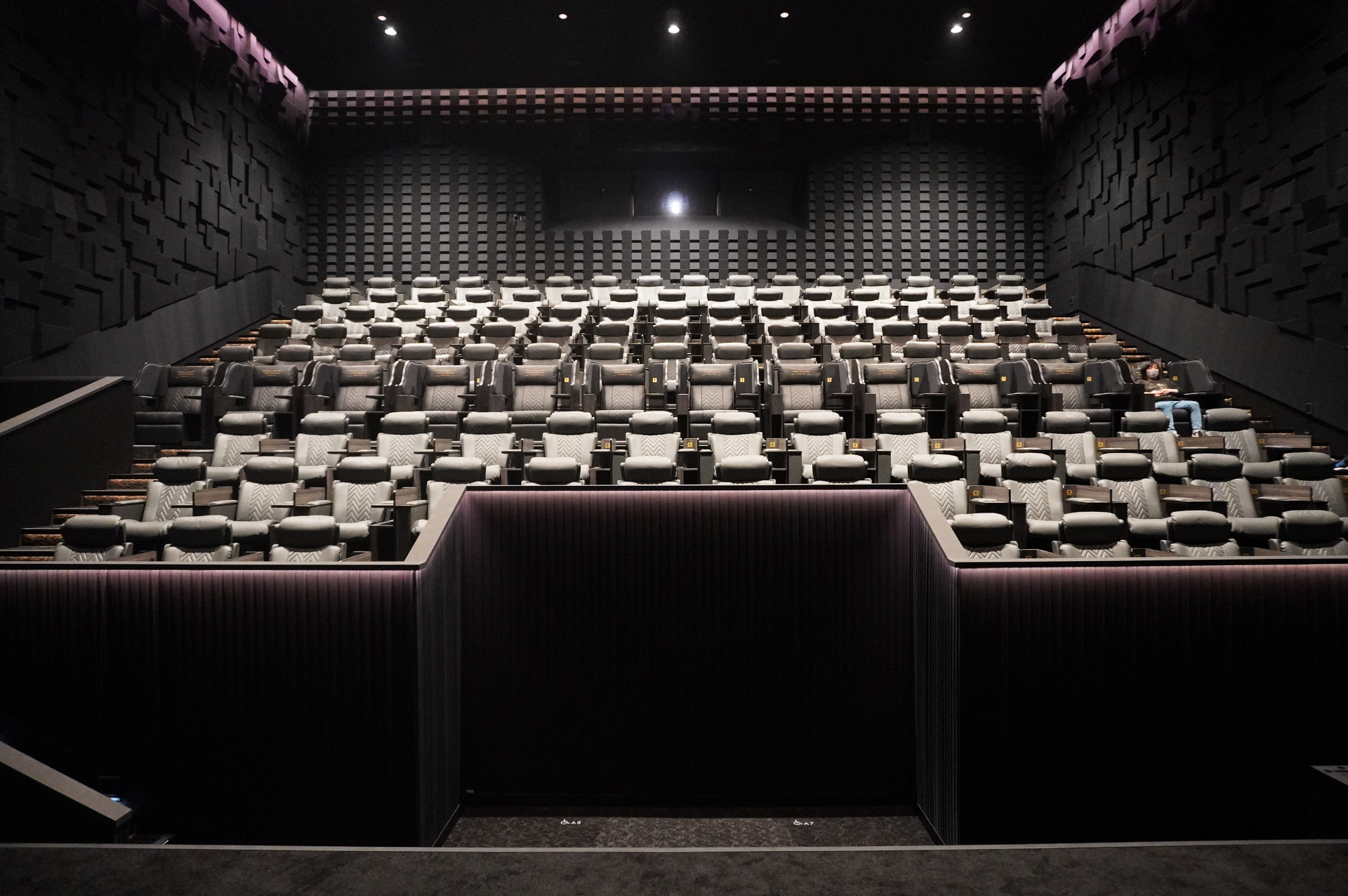 8つの全シアターに音響システム「SAION -SR EDITION-」を搭載