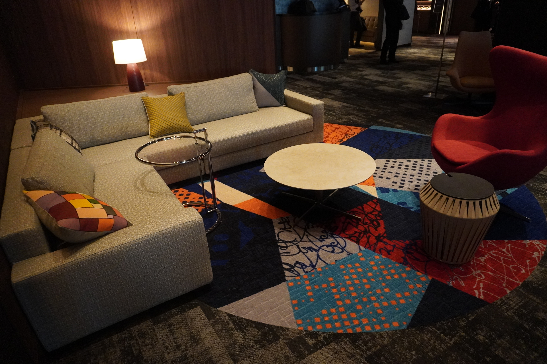 インテリアにもこだわる多彩なラウンジ席。館内を流れるBGMや上映開始を知らせるチャイムにも注目を