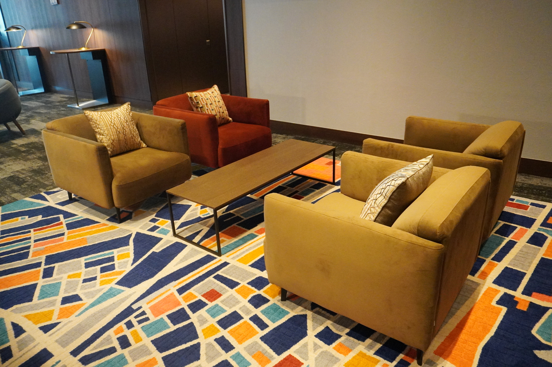 インテリアにもこだわる多彩なラウンジ席。館内を流れるBGMや上映開始を知らせるチャイムにも注目を