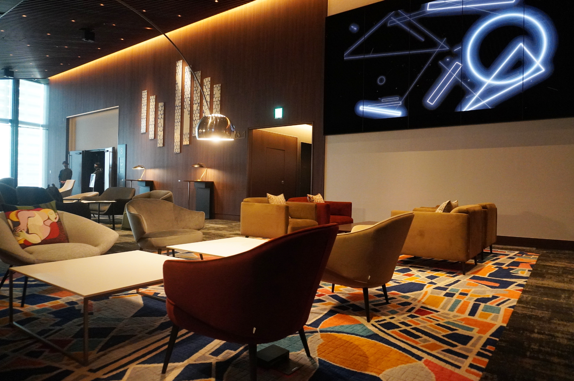 インテリアにもこだわる多彩なラウンジ席。館内を流れるBGMや上映開始を知らせるチャイムにも注目を