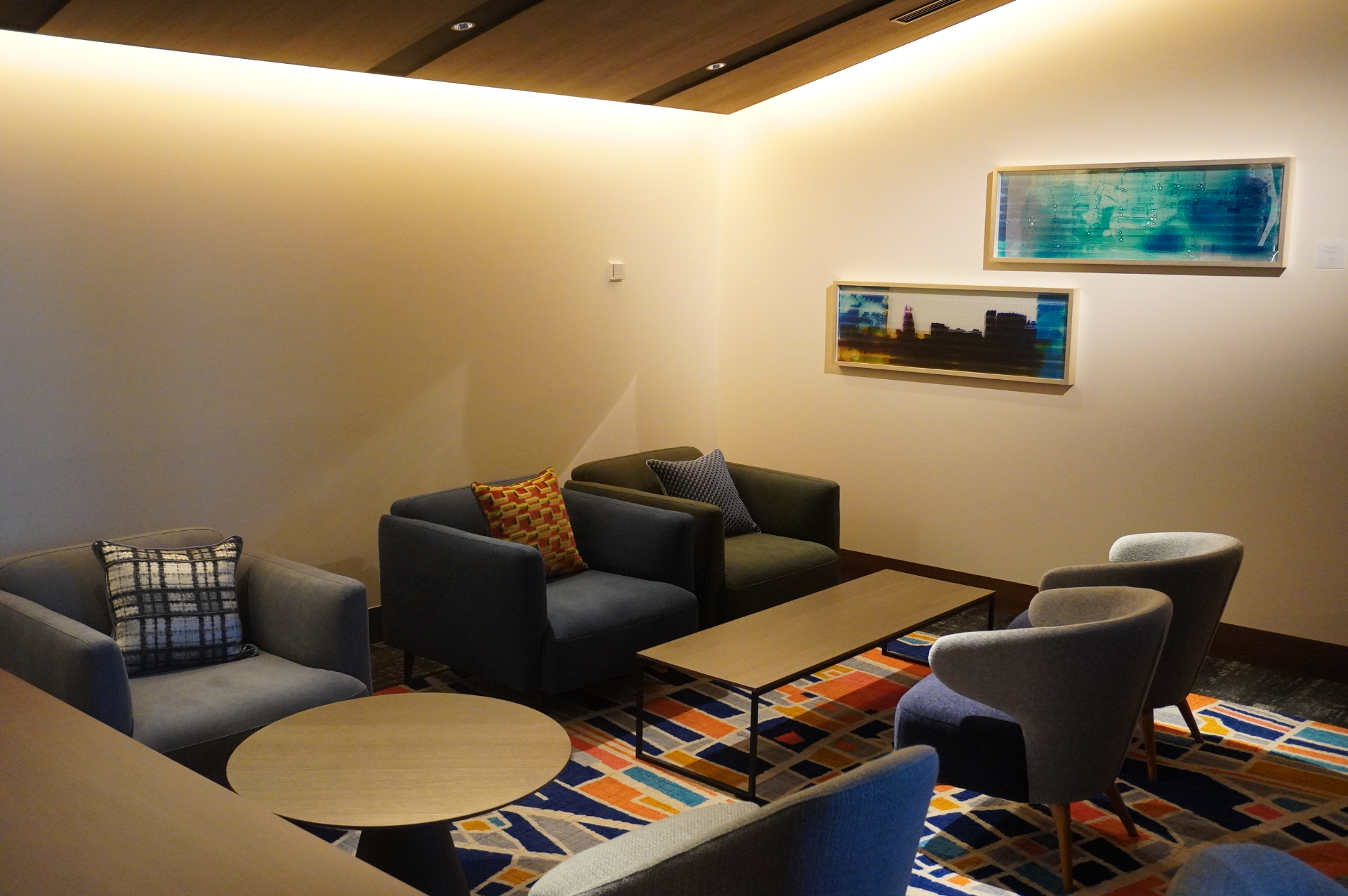 インテリアにもこだわる多彩なラウンジ席。館内を流れるBGMや上映開始を知らせるチャイムにも注目を