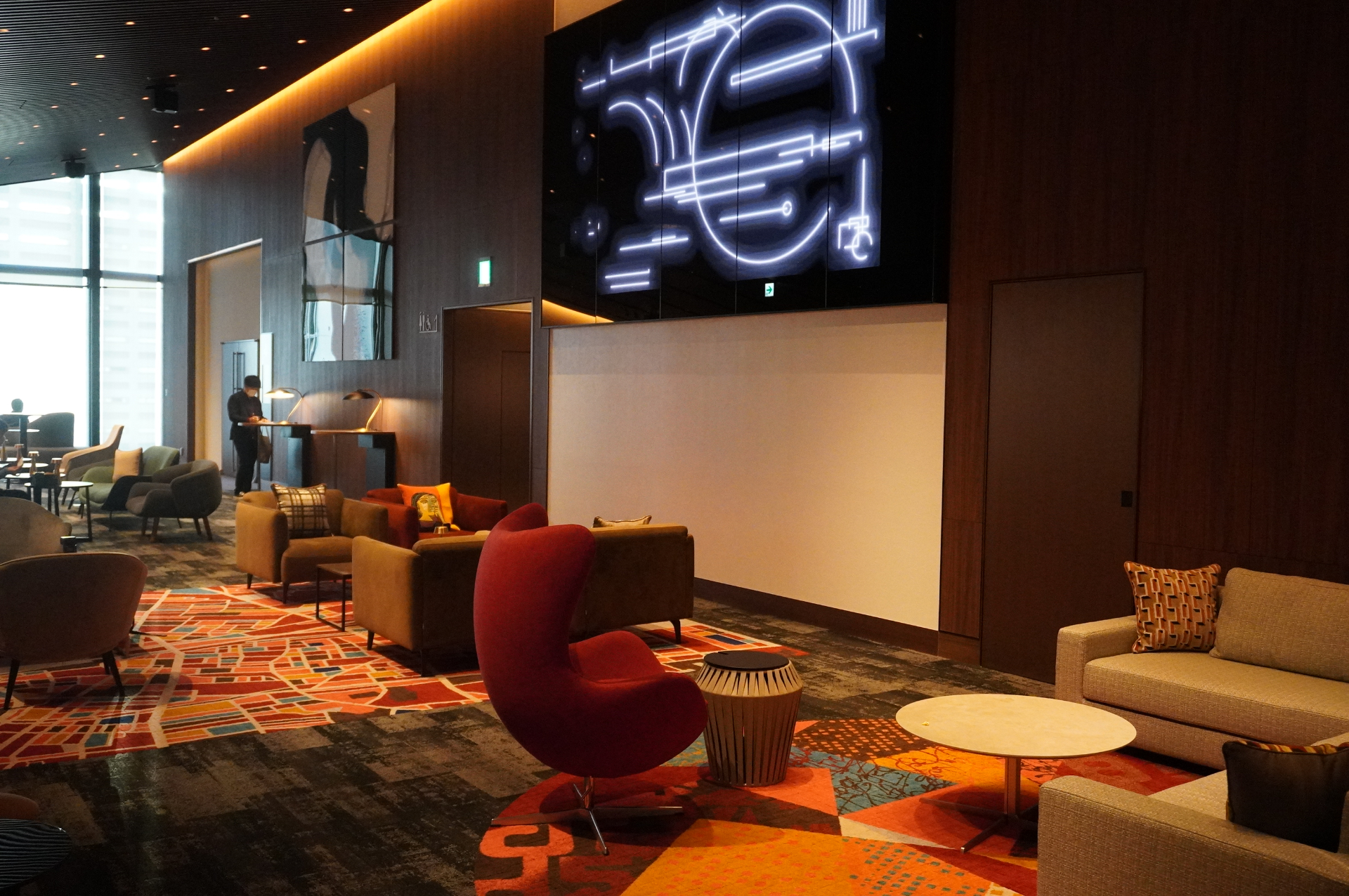 インテリアにもこだわる多彩なラウンジ席。館内を流れるBGMや上映開始を知らせるチャイムにも注目を