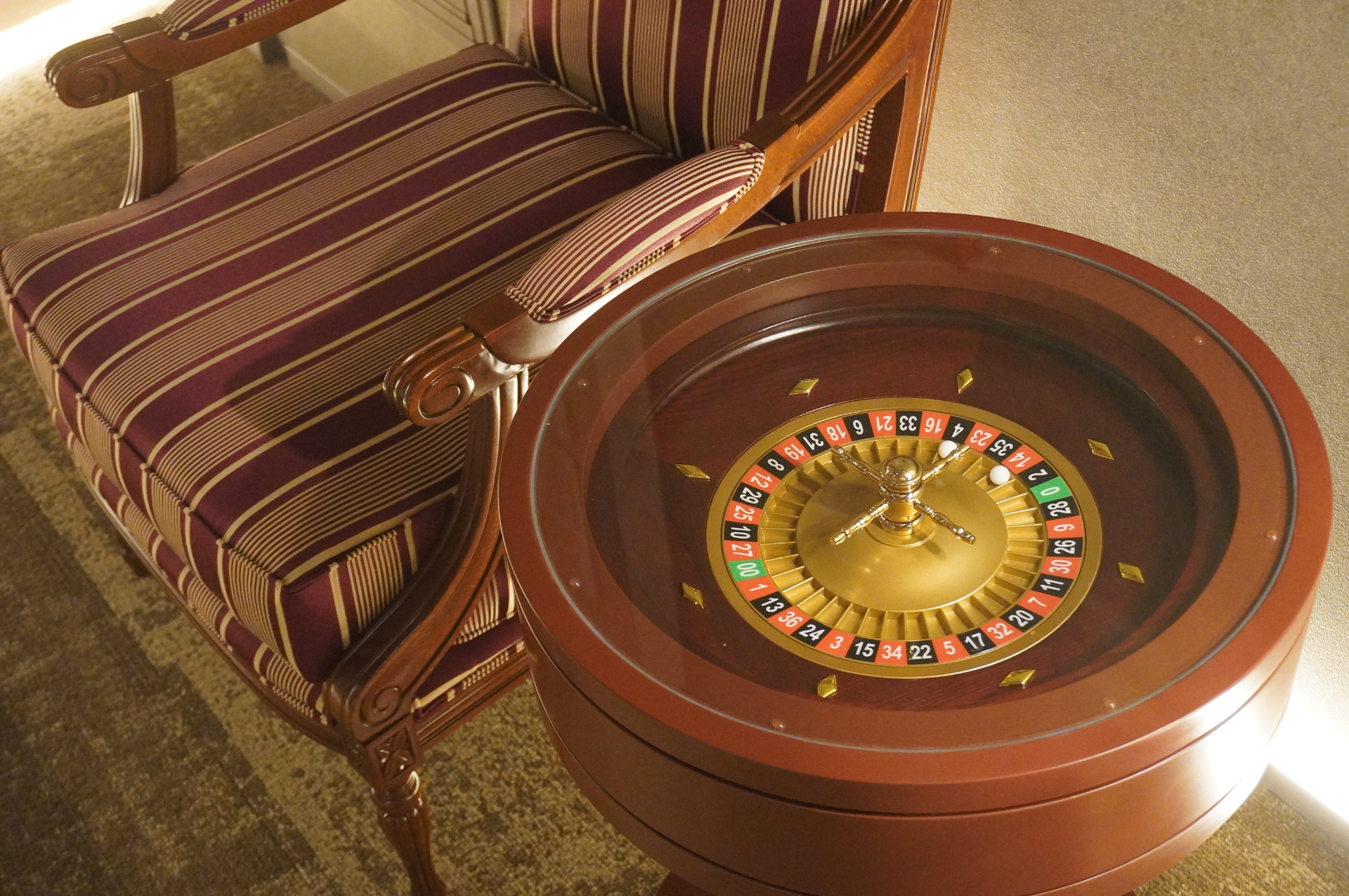 インテリアにもこだわる多彩なラウンジ席。館内を流れるBGMや上映開始を知らせるチャイムにも注目を