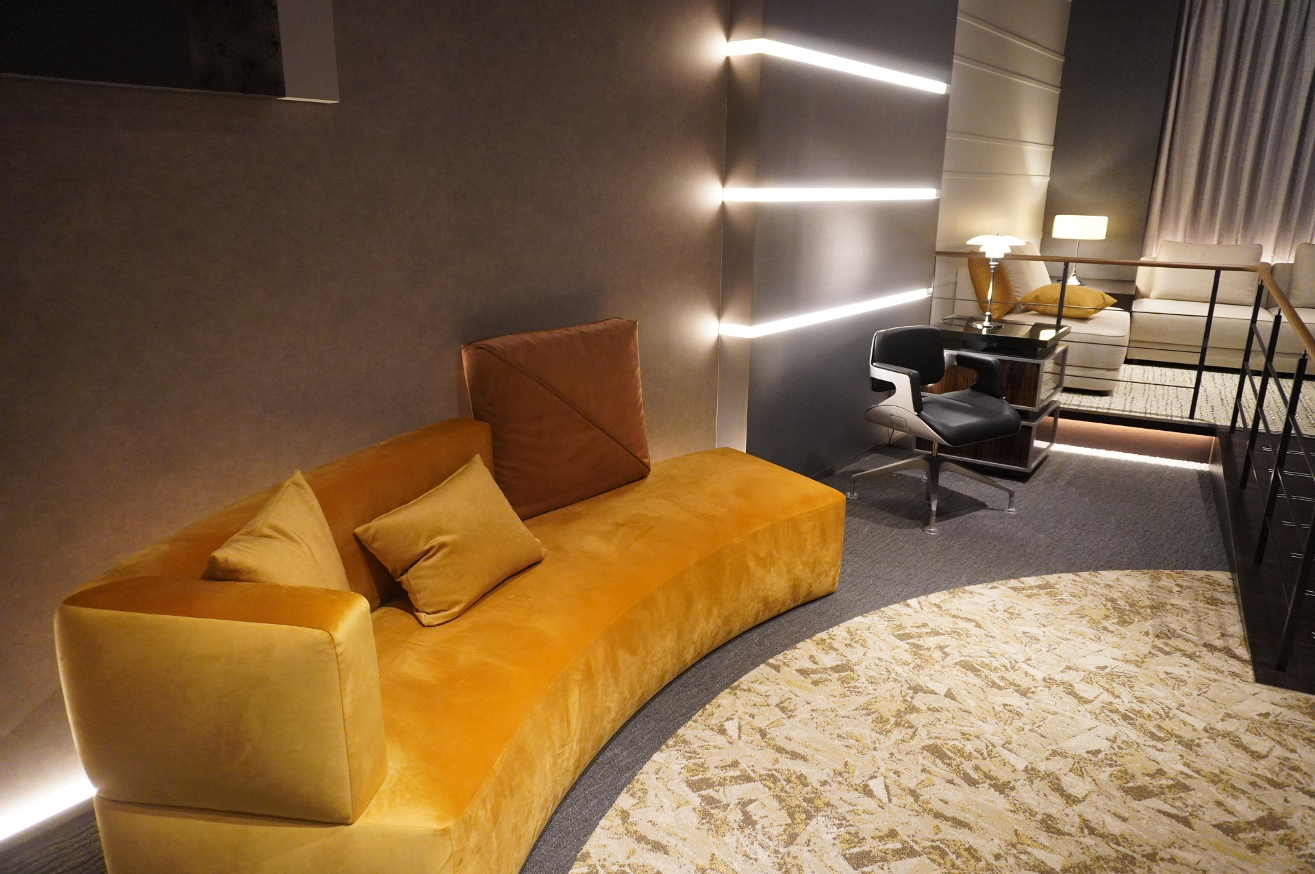 インテリアにもこだわる多彩なラウンジ席。館内を流れるBGMや上映開始を知らせるチャイムにも注目を