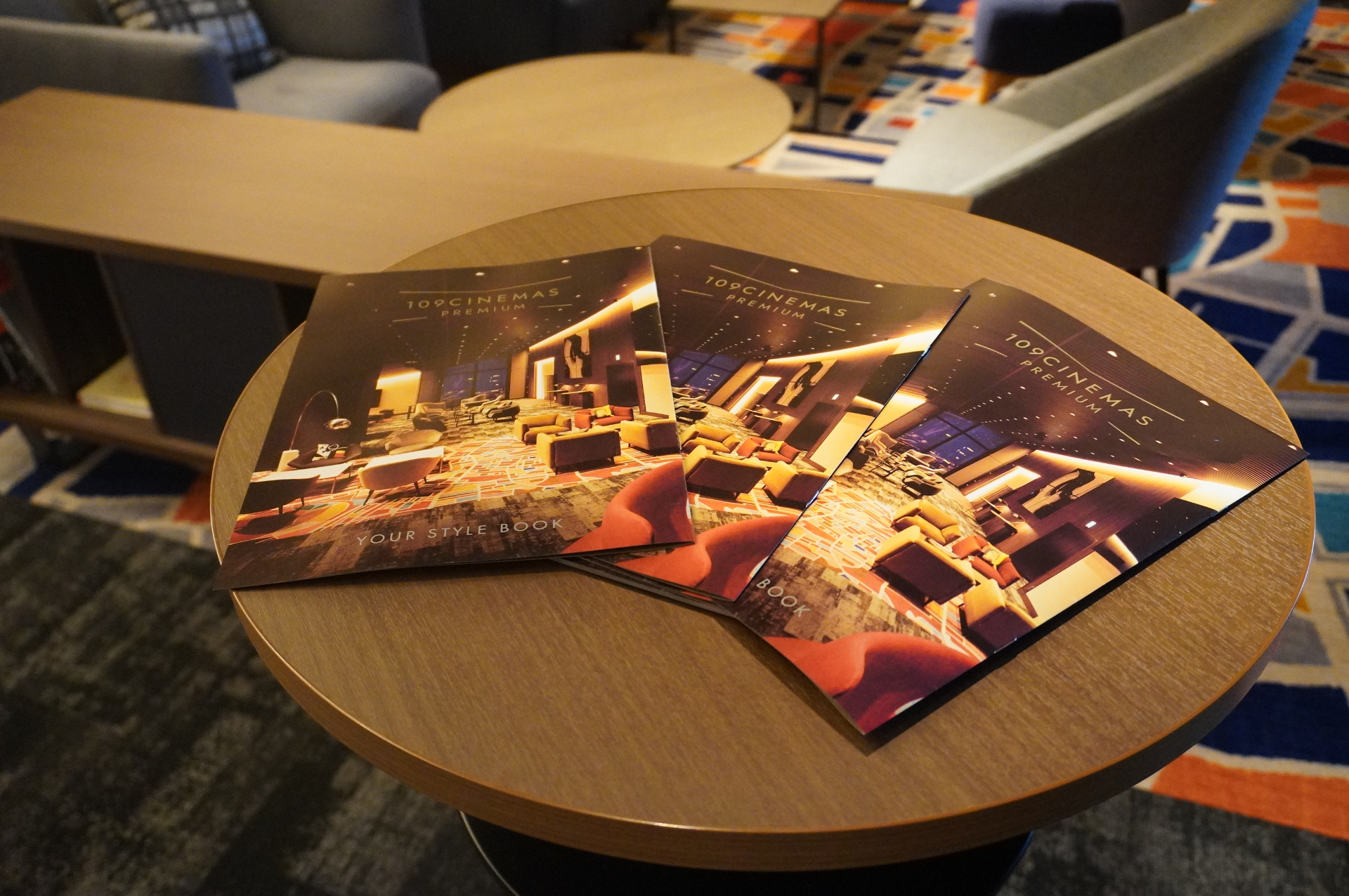 映画館の案内パンフレット