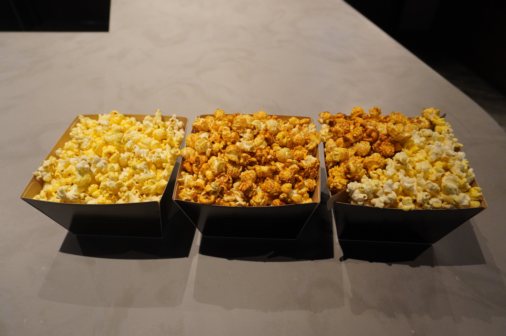 塩・キャラメルの味ごとに豆の種類を変えたポップコーンを提供