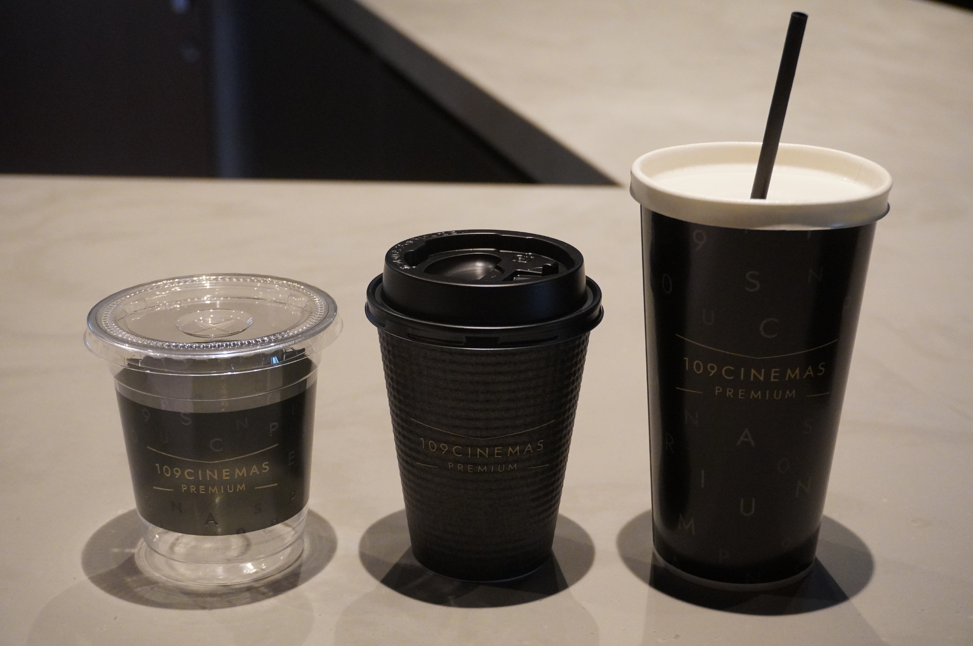 コーラやコーヒー（ホット/アイス）など10種類以上のソフトドリンクを用意