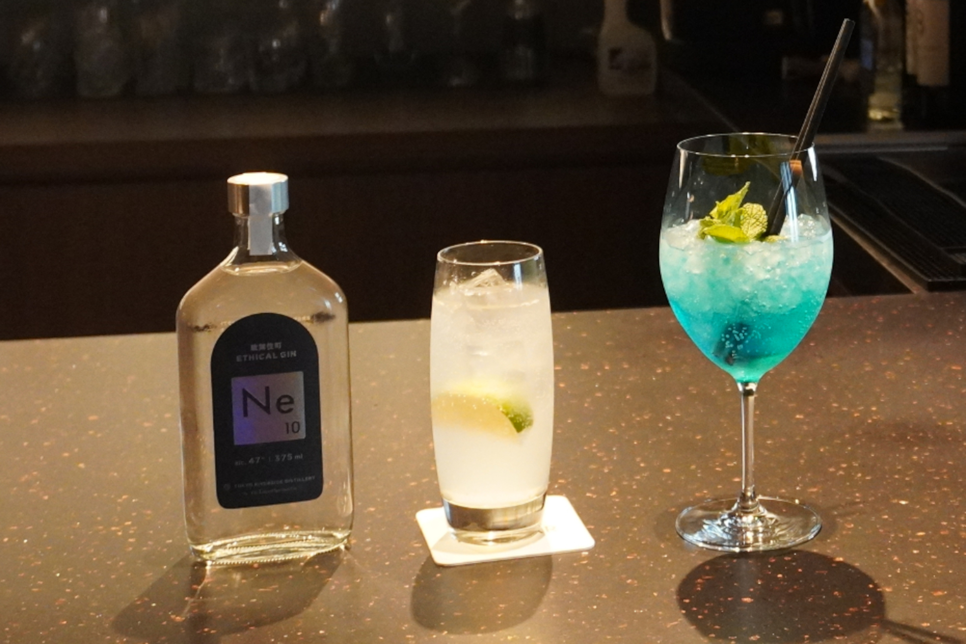 新宿区伝統野菜の内藤とうがらしを使用したスパイシーな「Ne10」のジントニック（左）と場内楽曲をイメージしたライチソーダとミントの「クラリファイヤー」（右）