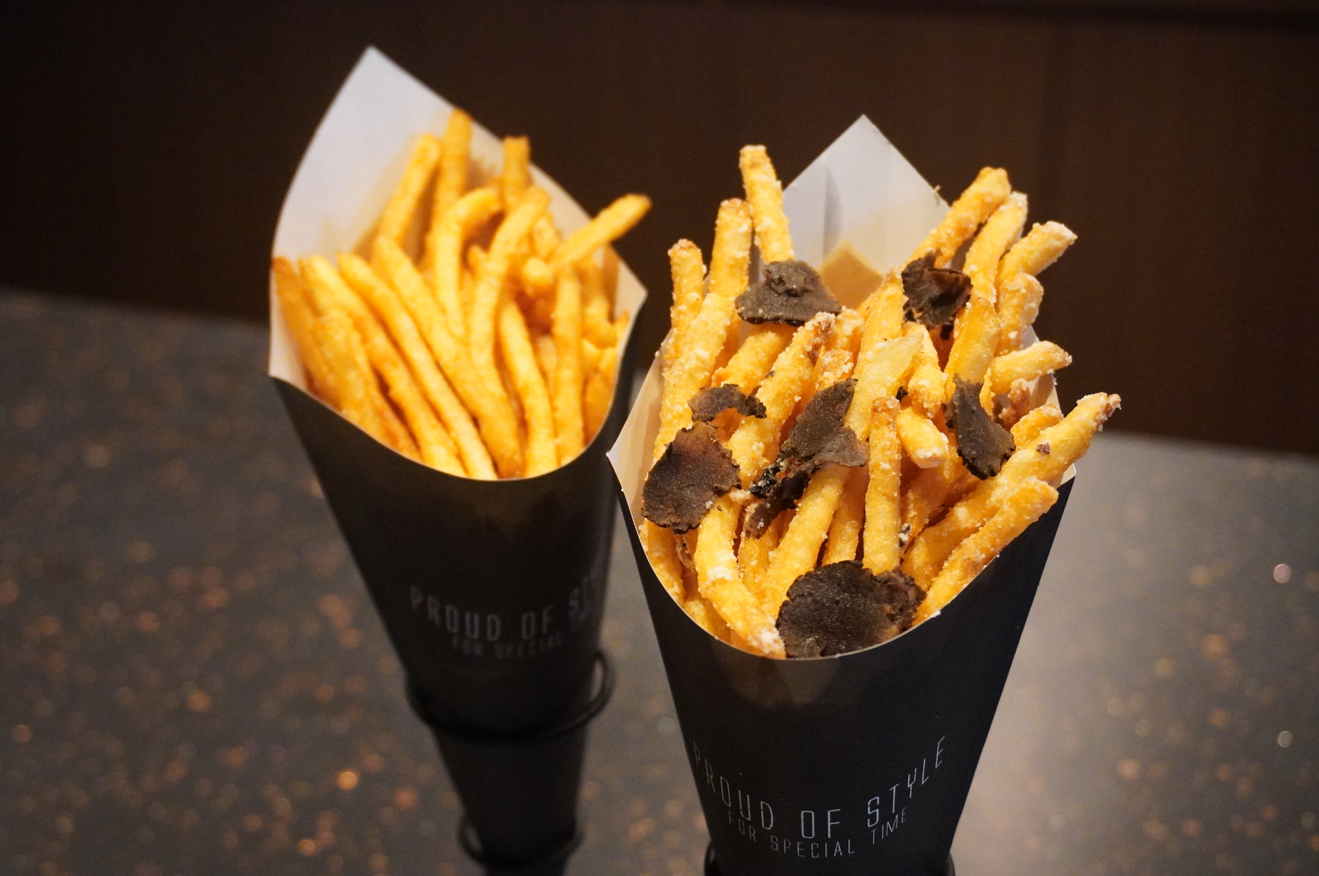 クリスピーフレンチフライ（左）と黒トリュフ・チーズ・フレンチフライ（右）